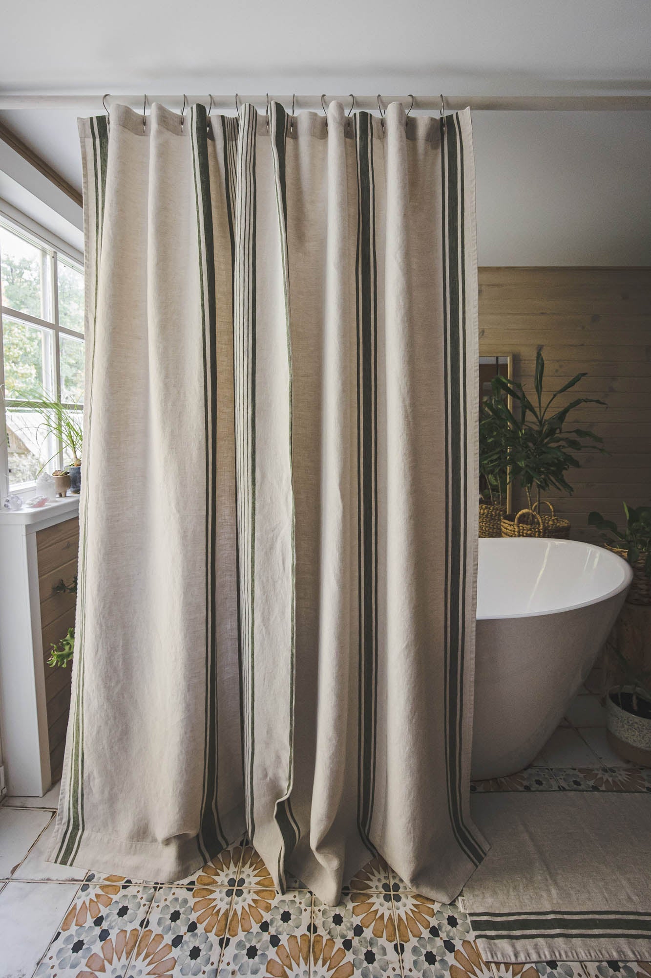 Leinen-Duschvorhang im französischen Stil mit schwarzen Streifen