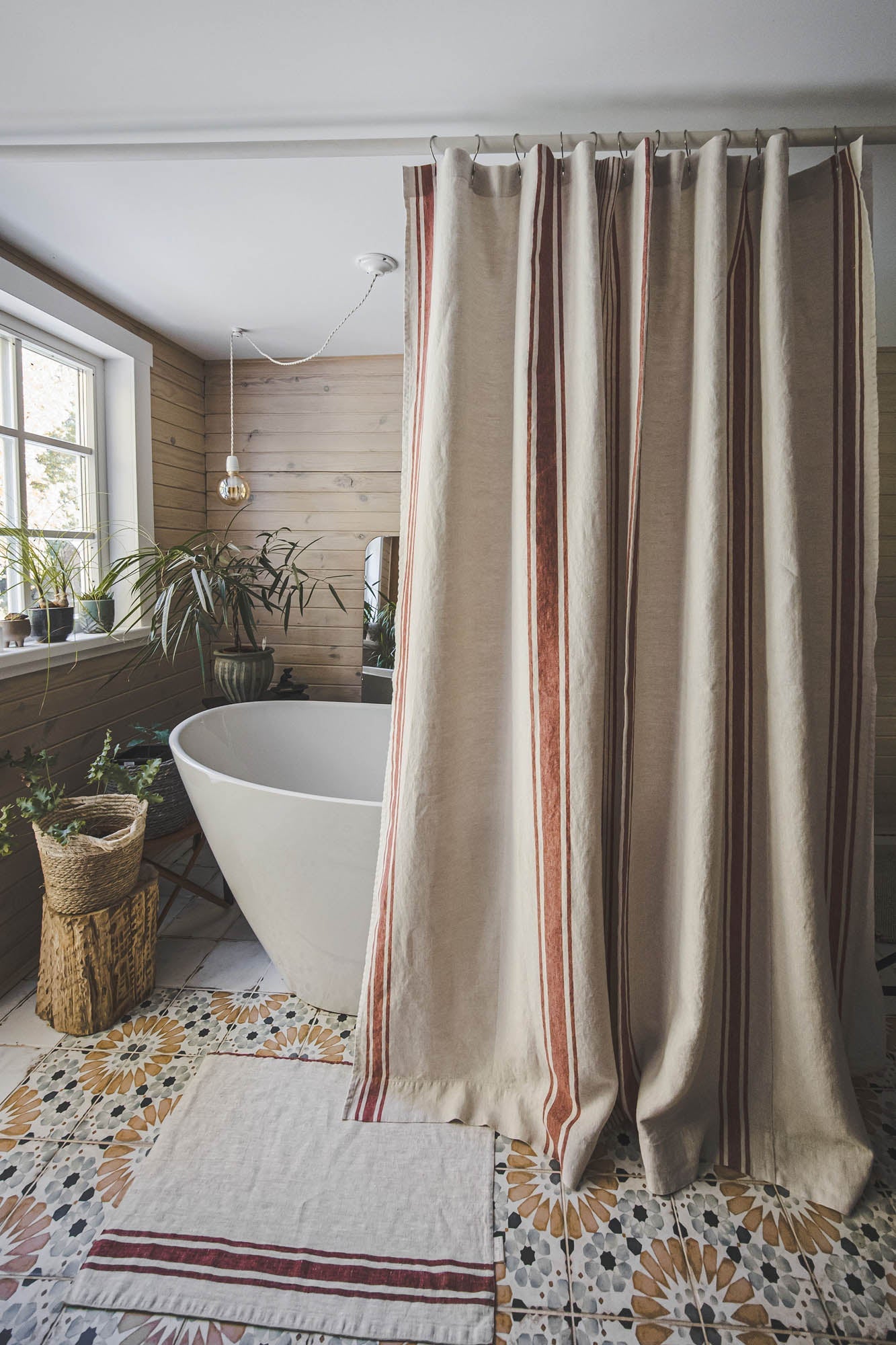 Duschvorhang aus Leinen im französischen Stil mit kirschroten Streifen