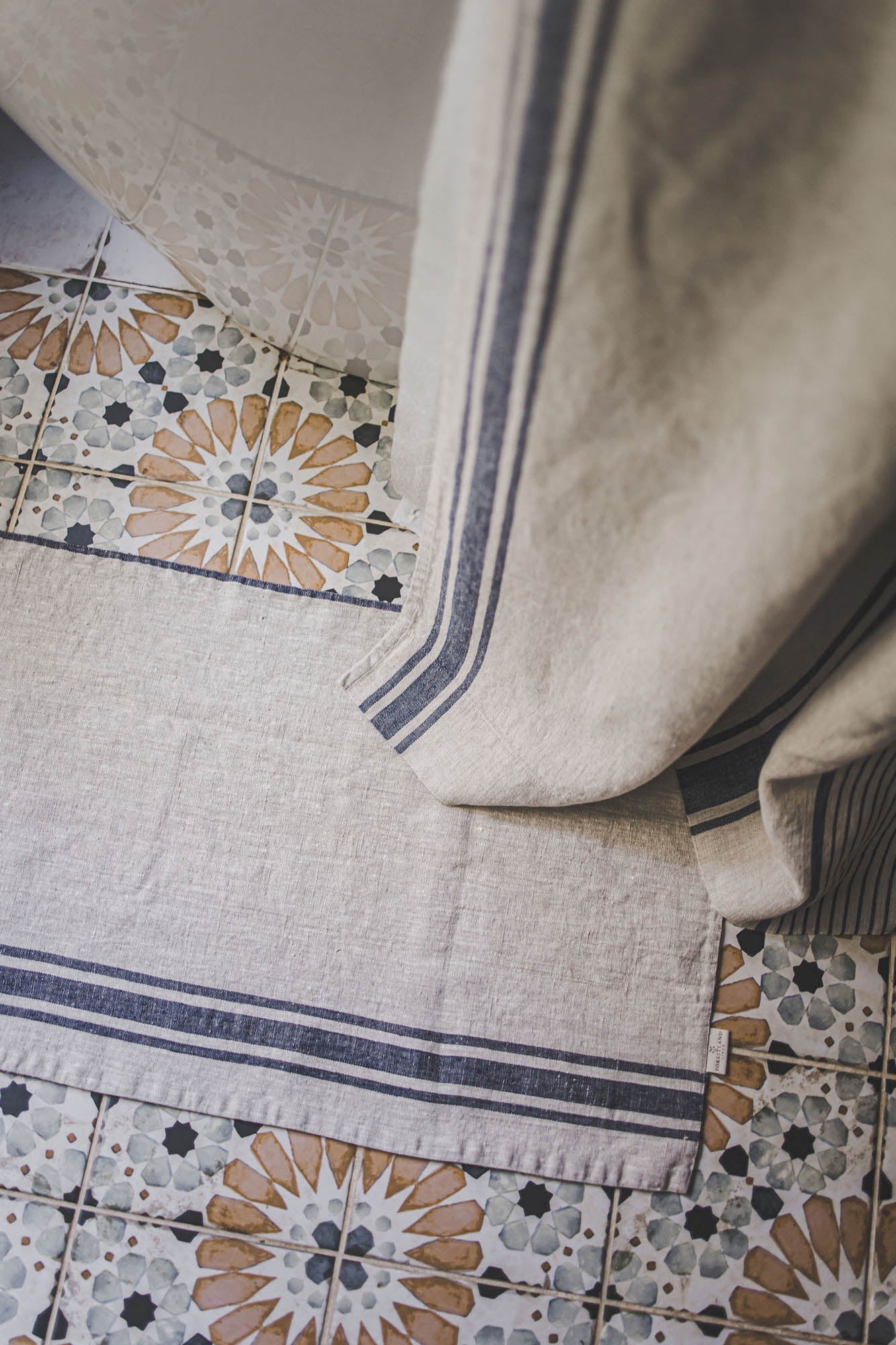 Leinen-Duschvorhang im französischen Stil mit blauen Streifen