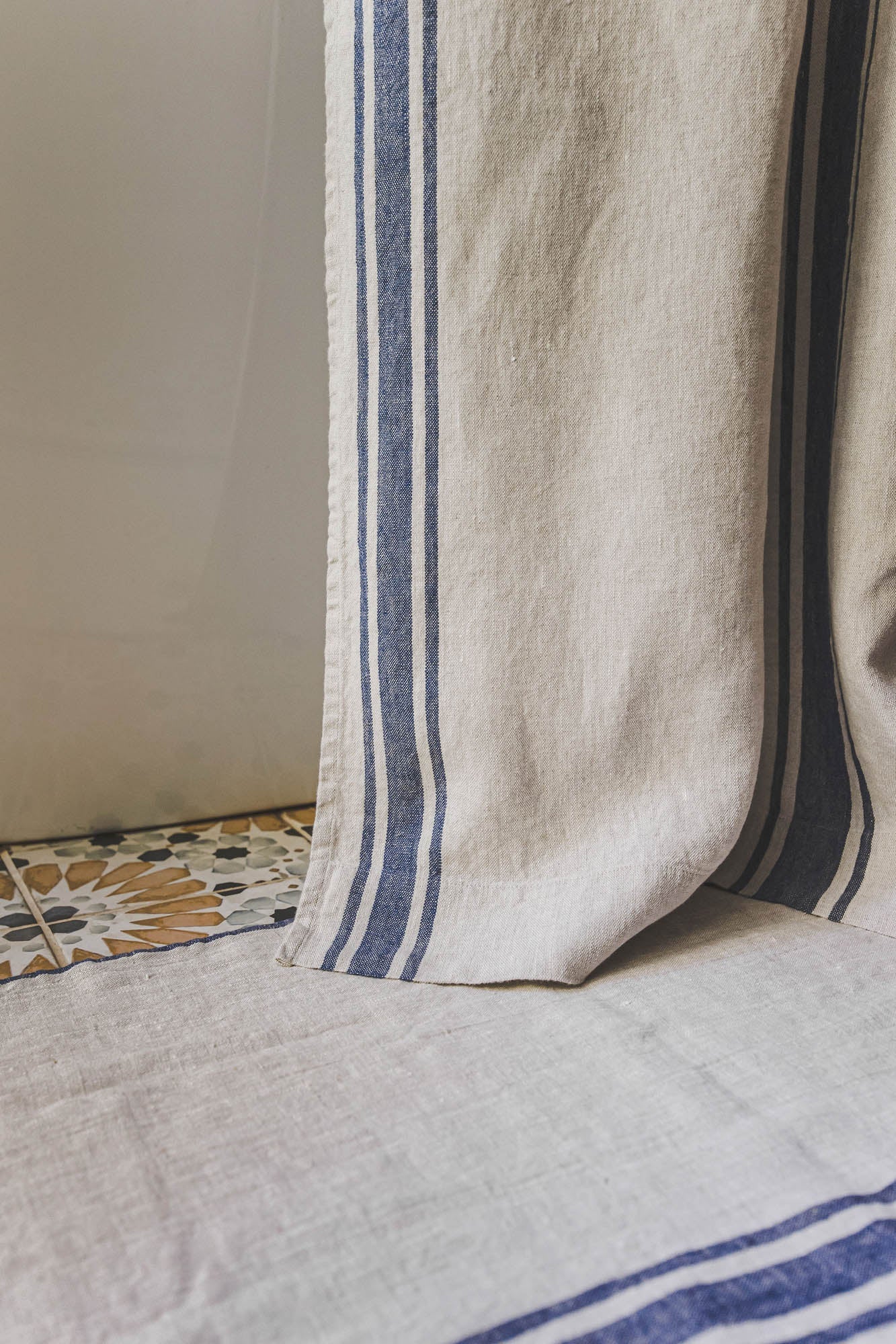 Leinen-Duschvorhang im französischen Stil mit blauen Streifen