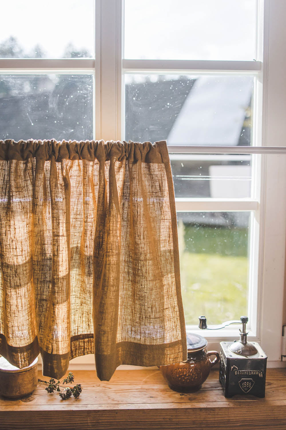 Schwerer Café-Vorhang aus kamelfarbenem Leinen