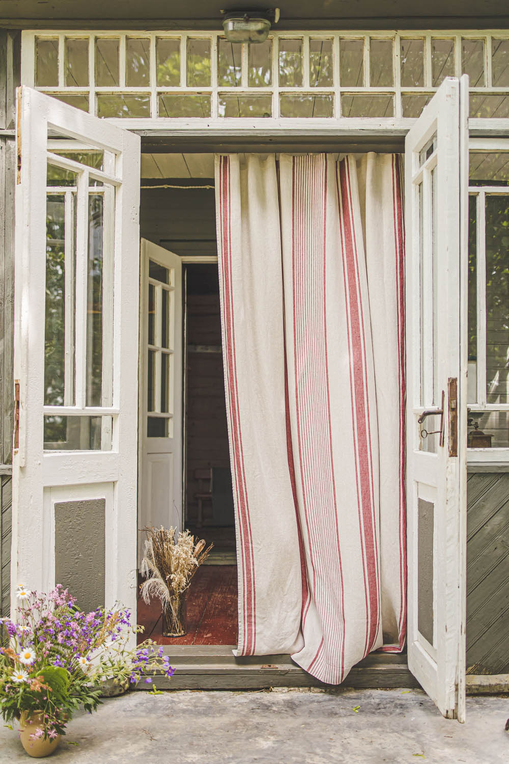 Leinenvorhang im französischen Stil mit kirschroten Streifen – ForestlandLinen DE