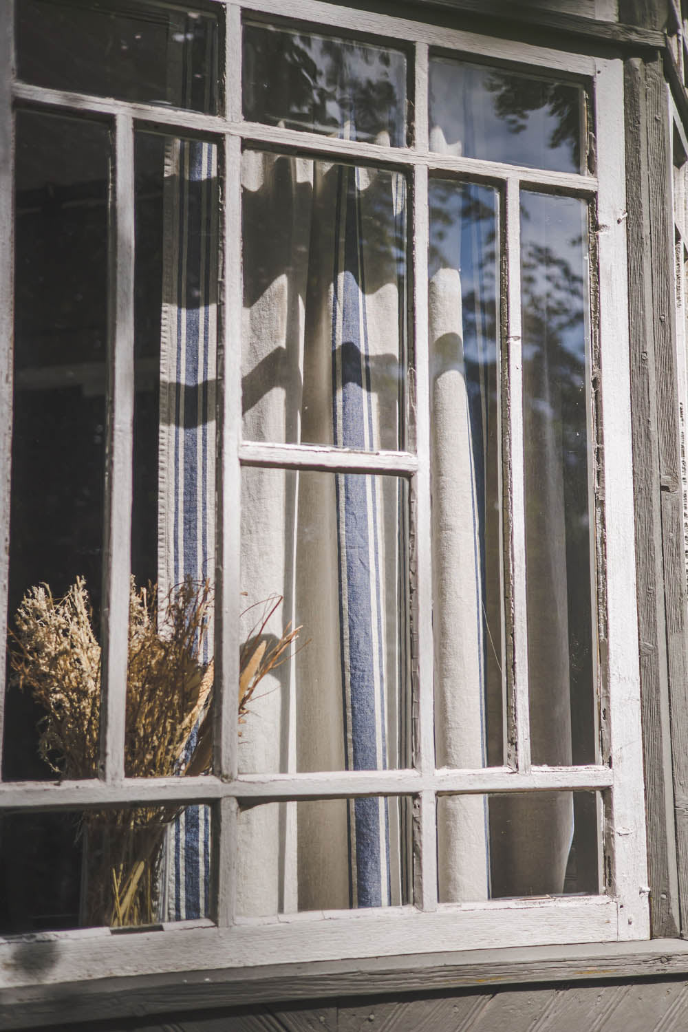 Leinenvorhang im französischen Stil mit blauen Streifen