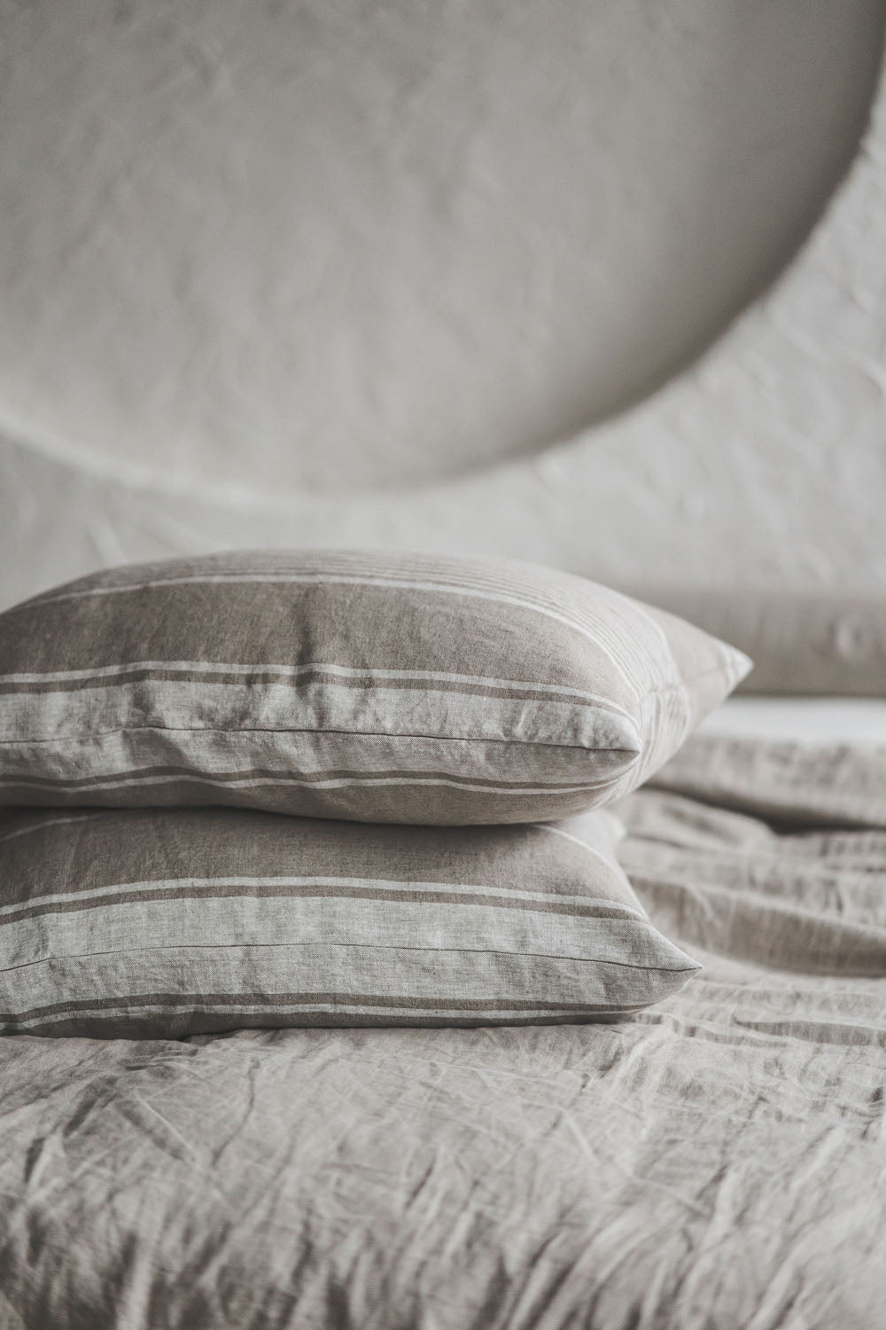 Leinenkissenbezug im französischen Stil mit natürlichen Streifen