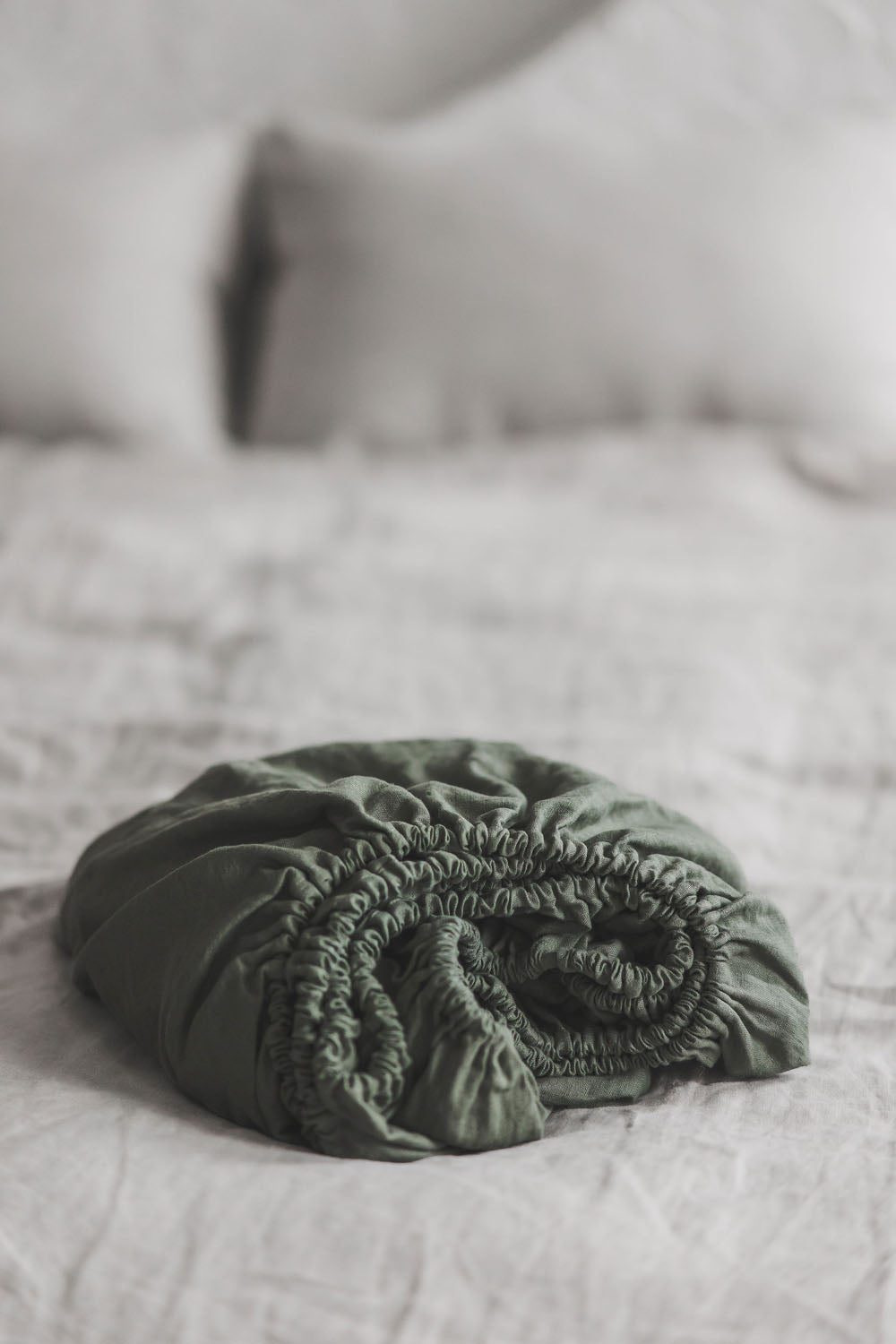 Graugrünes Leinen-Spannbettlaken