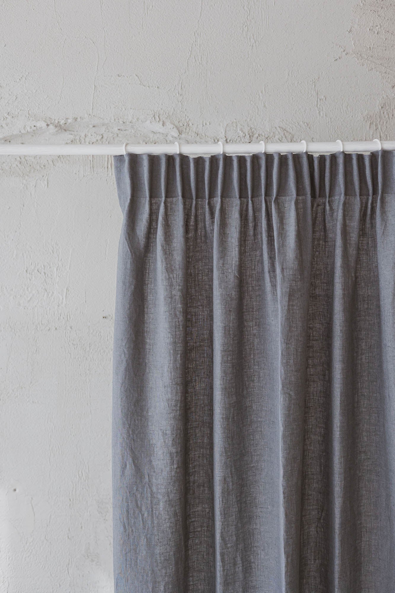 Leinenvorhang mit Bleistiftfalten in Grau