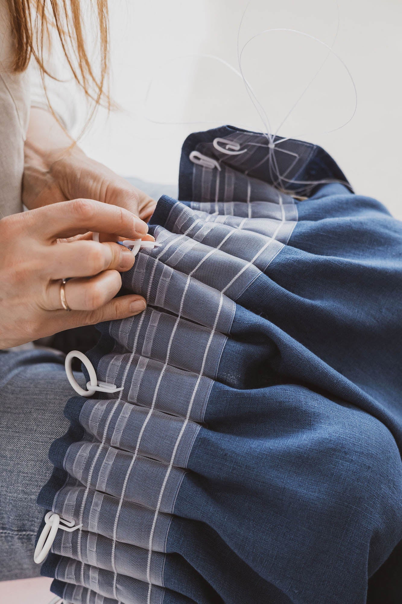 Leinenvorhang mit Bleistiftfalten in Jeansblau