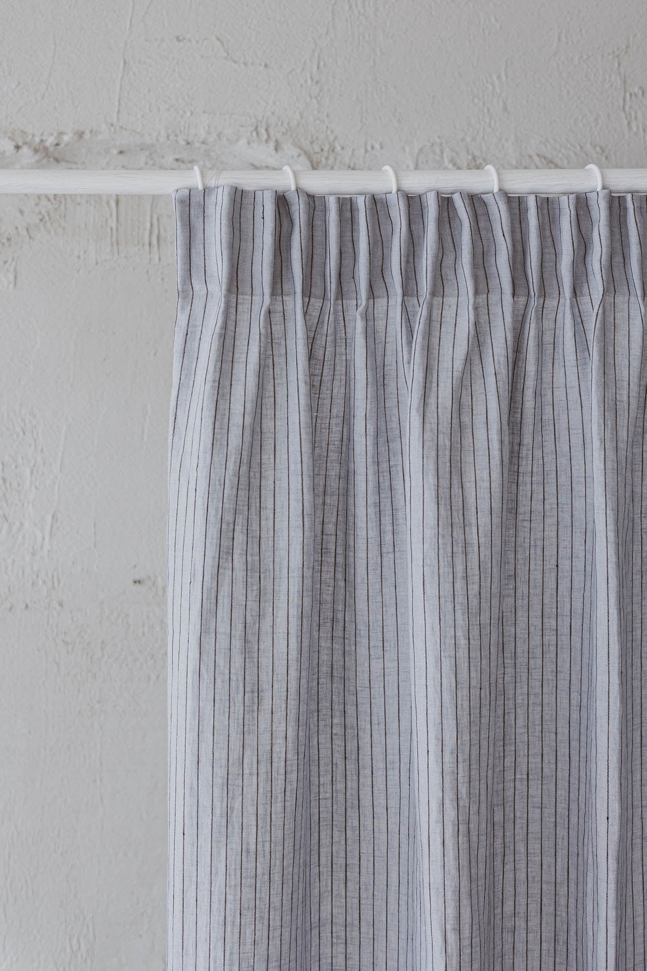 Leinenvorhang mit Bleistiftfalten in Grau mit schwarzen Streifen