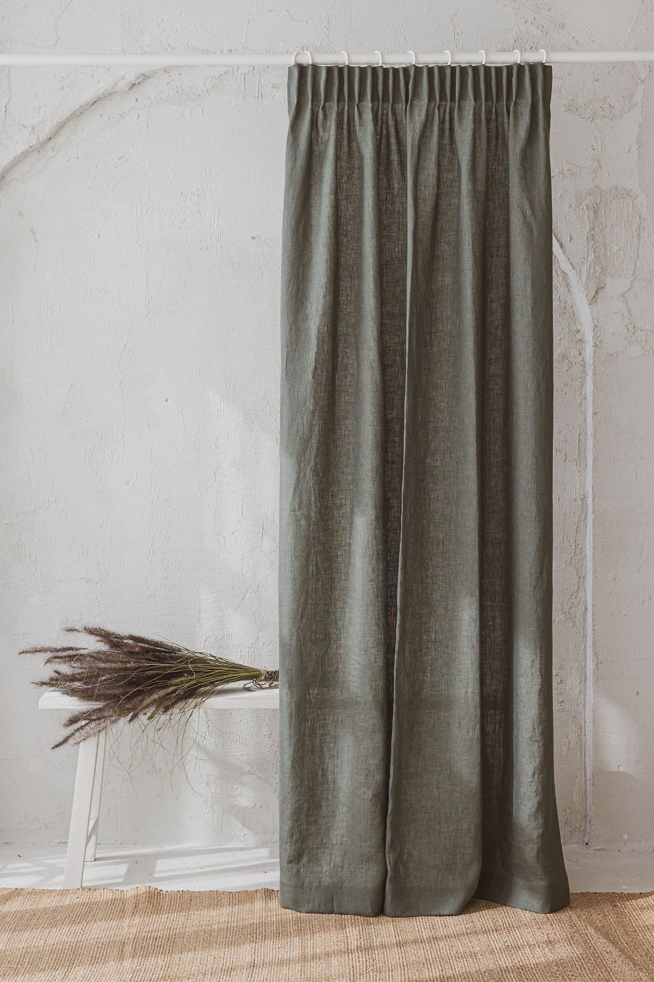 Leinenvorhang mit Bleistiftfalten in Graugrün