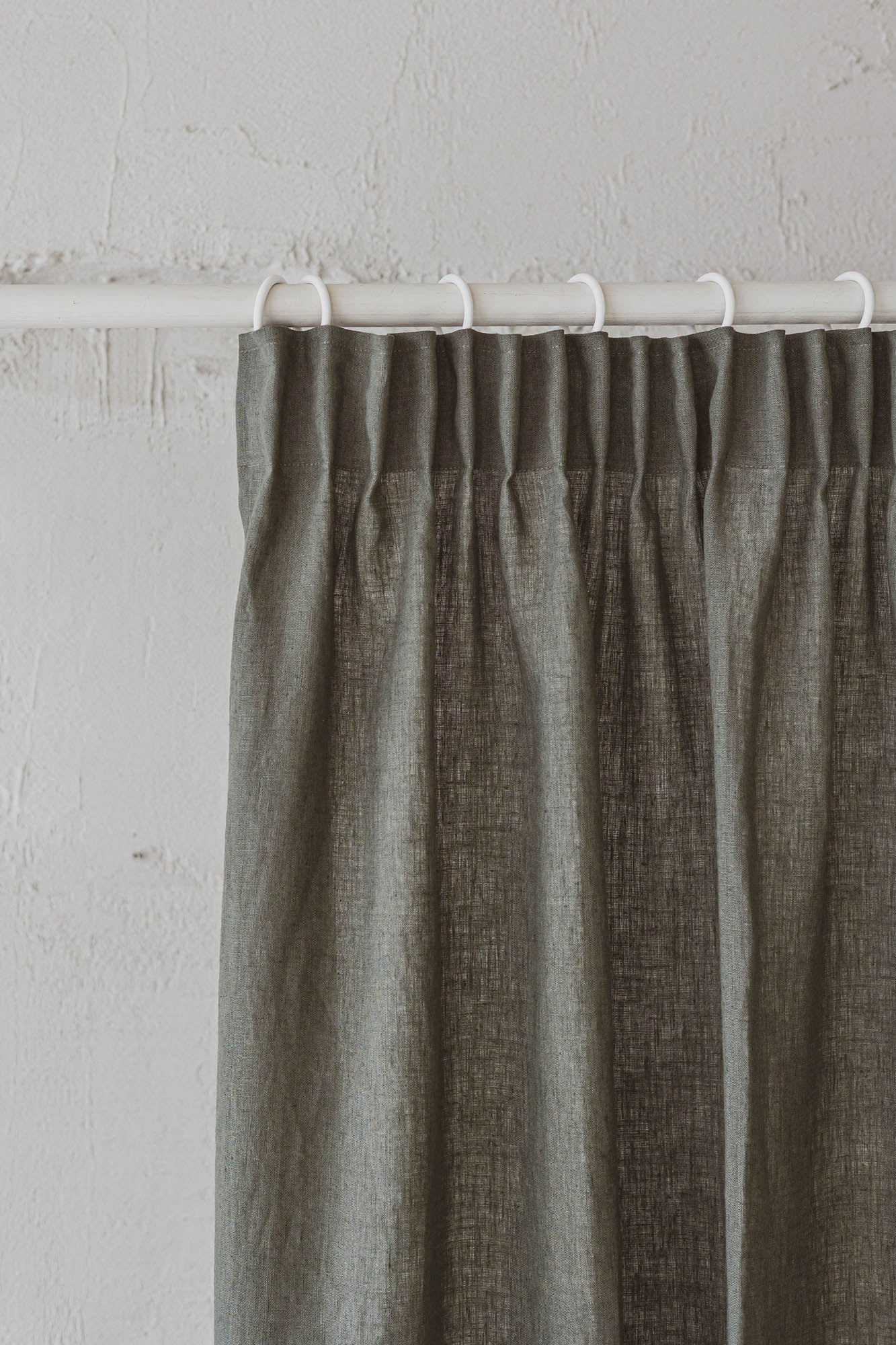 Leinenvorhang mit Bleistiftfalten in Graugrün