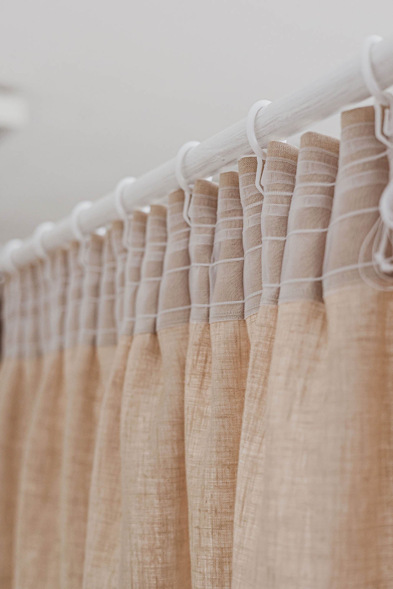 Leinenvorhang mit Bleistiftfalten in Sand