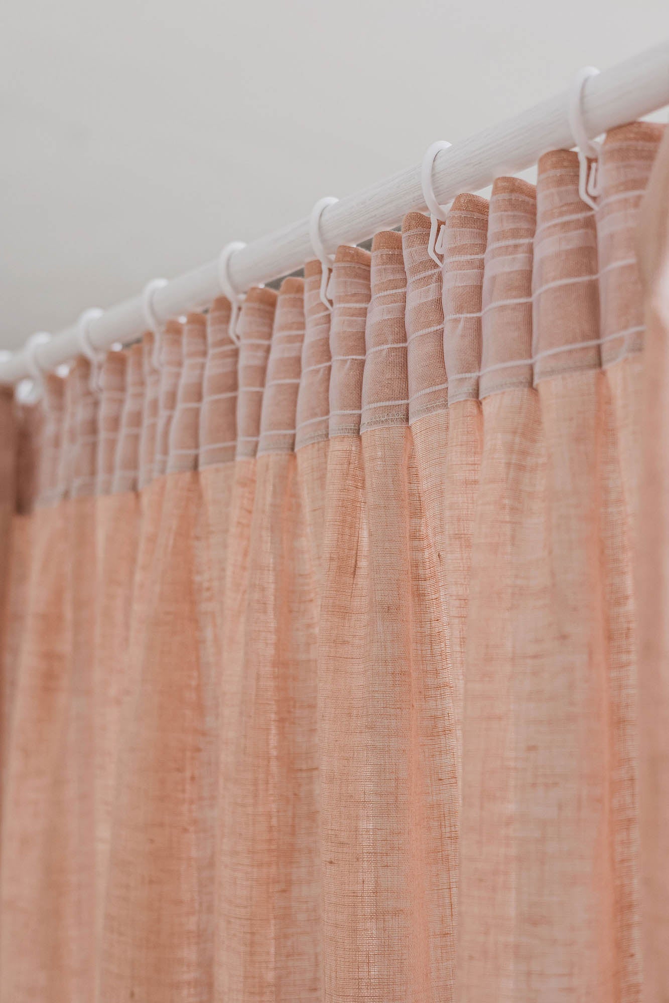 Transparenter Leinenvorhang mit Bleistiftfalten in nebligem Rosa