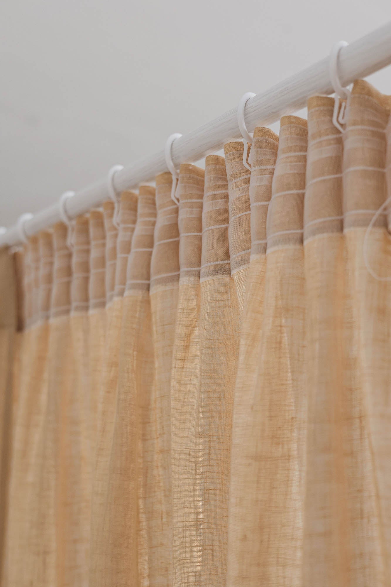 Transparenter Leinenvorhang mit Bleistiftfalten in Weizen