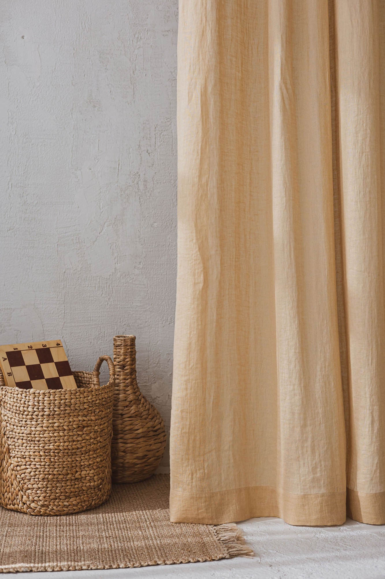 Transparenter Leinenvorhang mit Bleistiftfalten in Weizen