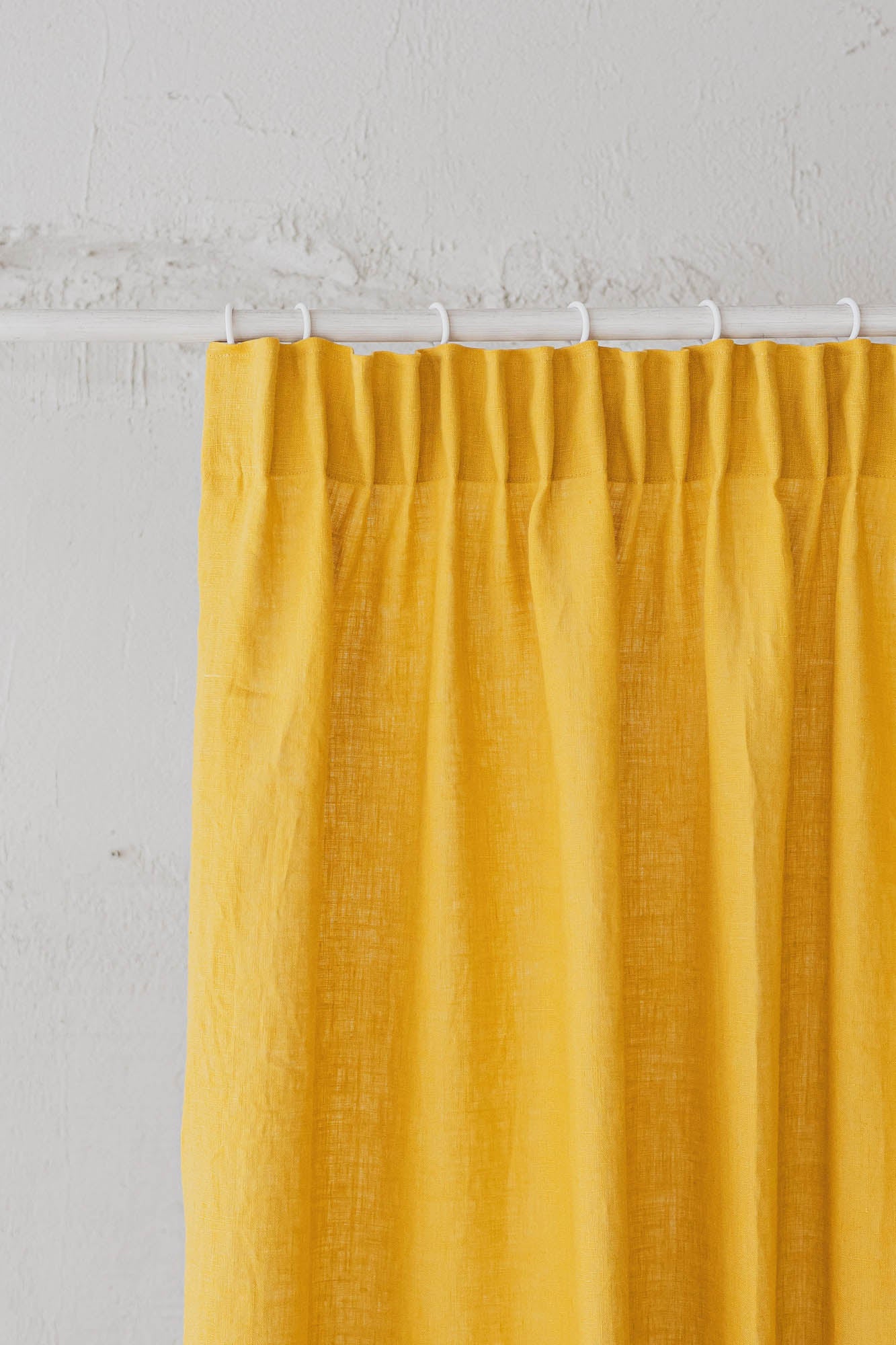 Leinenvorhang mit Bleistiftfalten in Mimosengelb