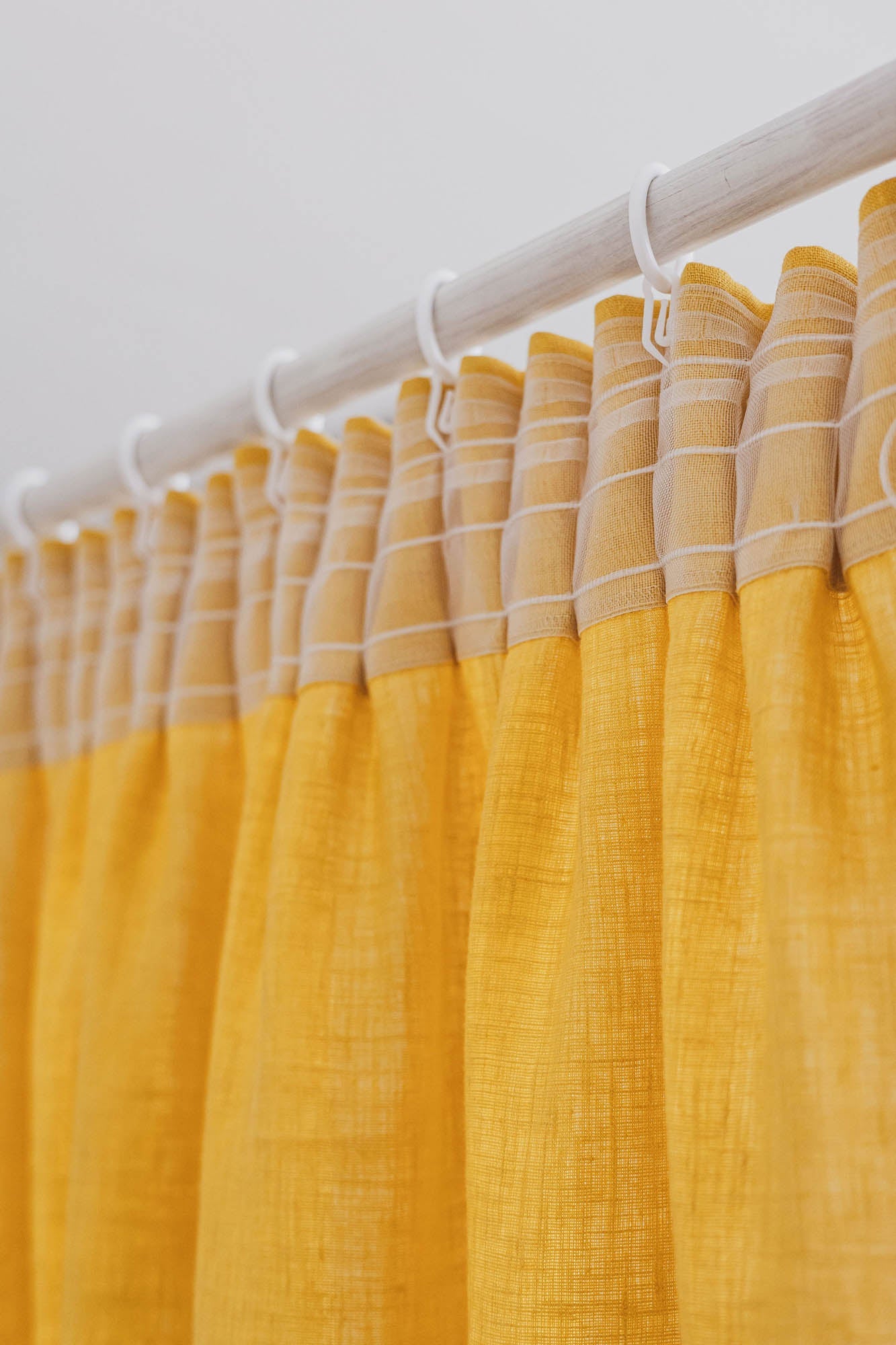 Leinenvorhang mit Bleistiftfalten in Mimosengelb