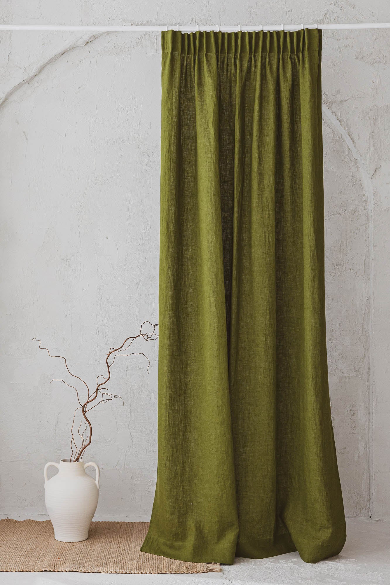Leinenvorhang mit Bleistiftfalten in Moosgrün
