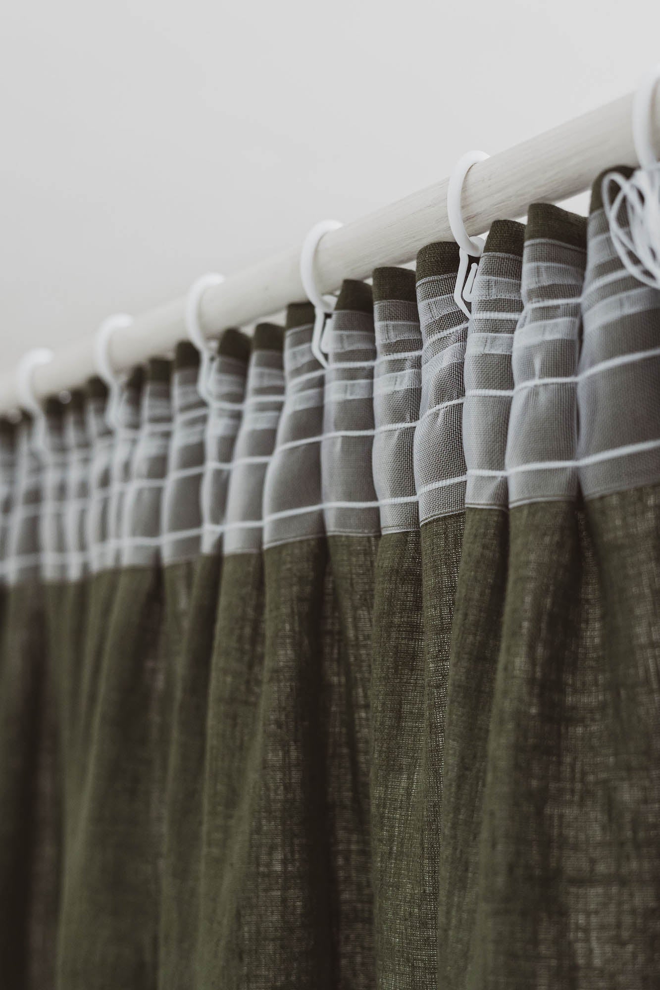 Leinenvorhang mit Bleistiftfalten in Waldgrün