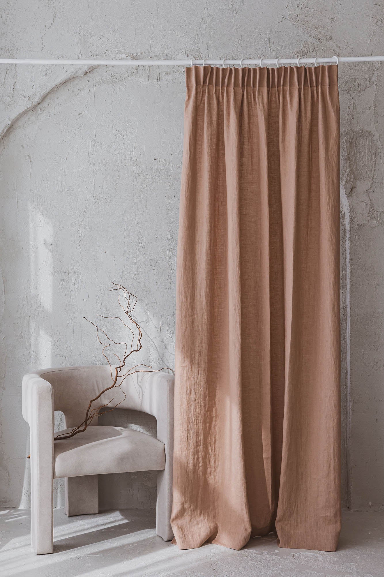 Leinenvorhang mit Bleistiftfalten in nebligem Rosa