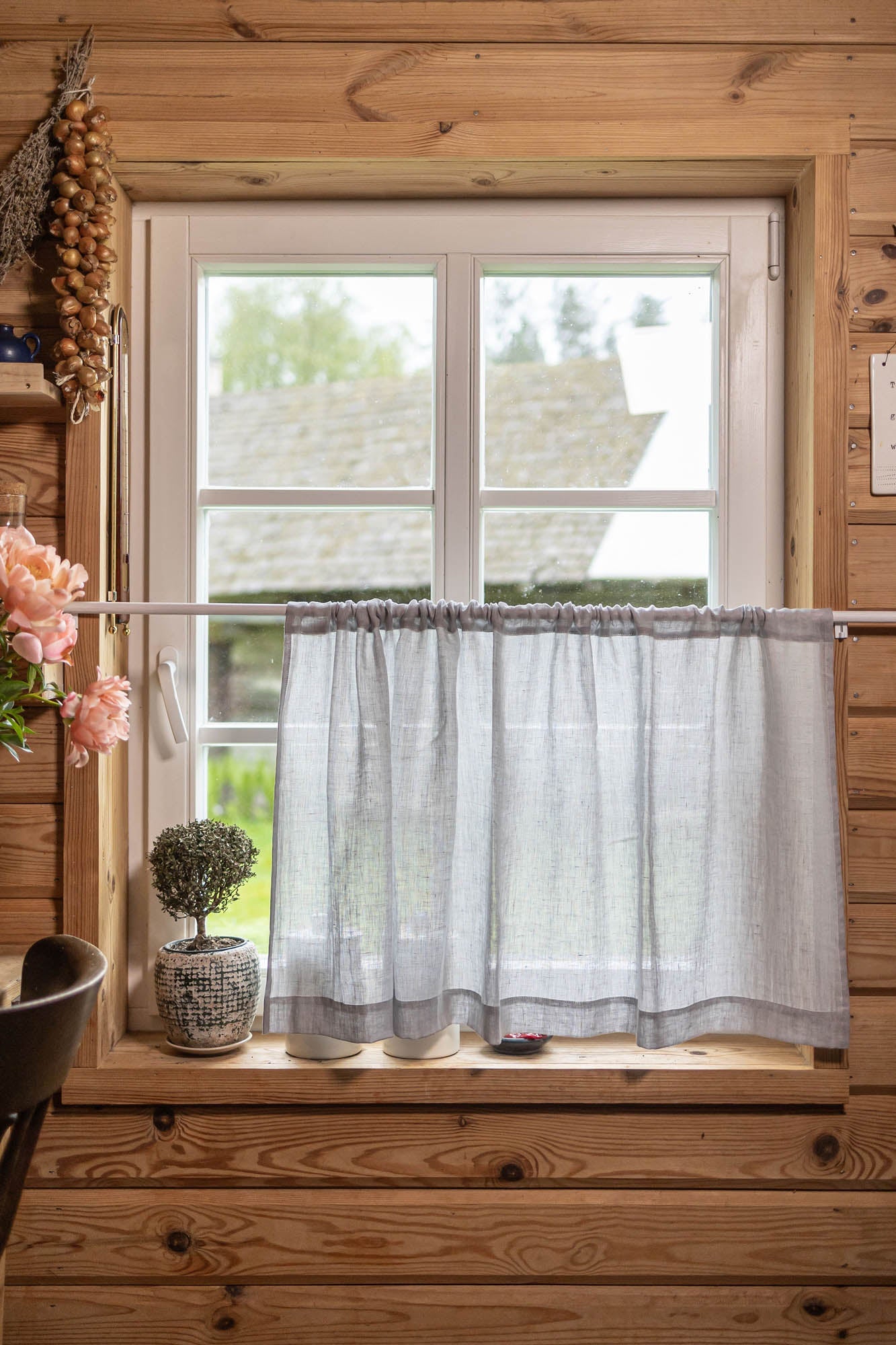 Transparenter Leinen-Café-Vorhang an einem regnerischen Tag