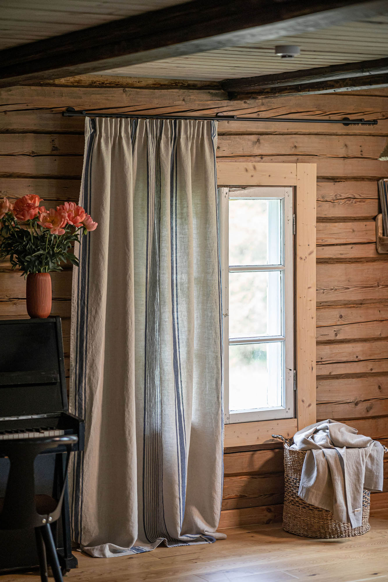 Leinenvorhang mit Bleistiftfalten – französischer Stil mit blauen Streifen