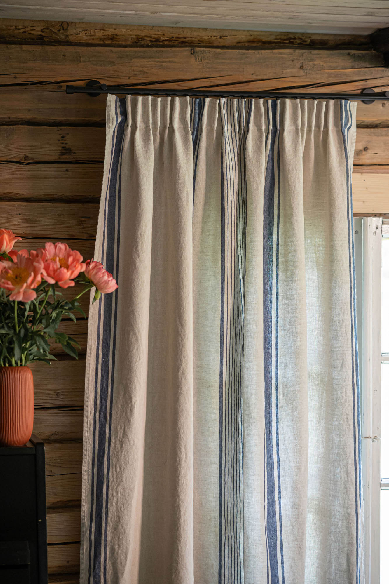 Leinenvorhang mit Bleistiftfalten – französischer Stil mit blauen Streifen
