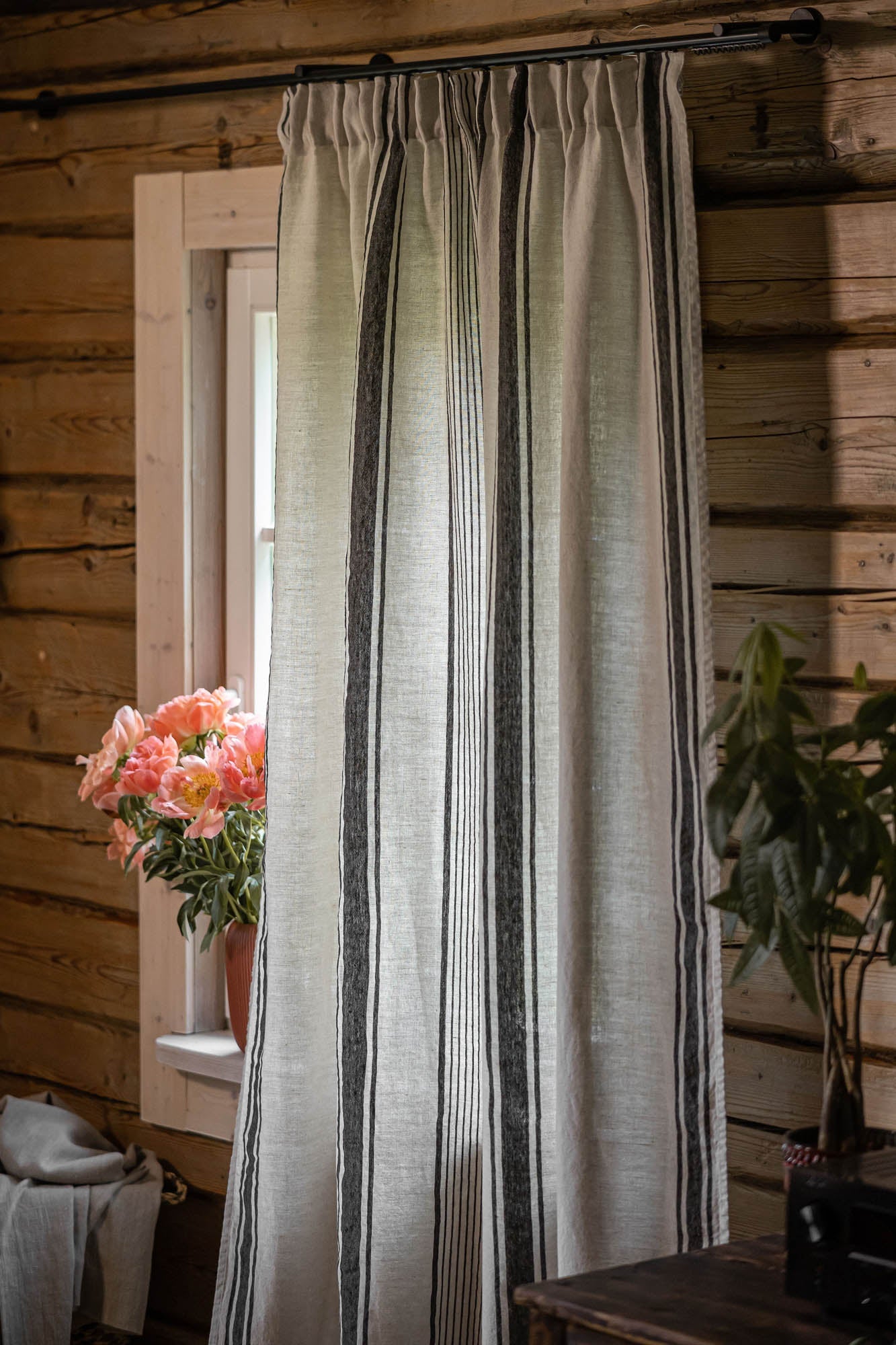 Leinenvorhang mit Bleistiftfalten – französischer Stil mit schwarzen Streifen