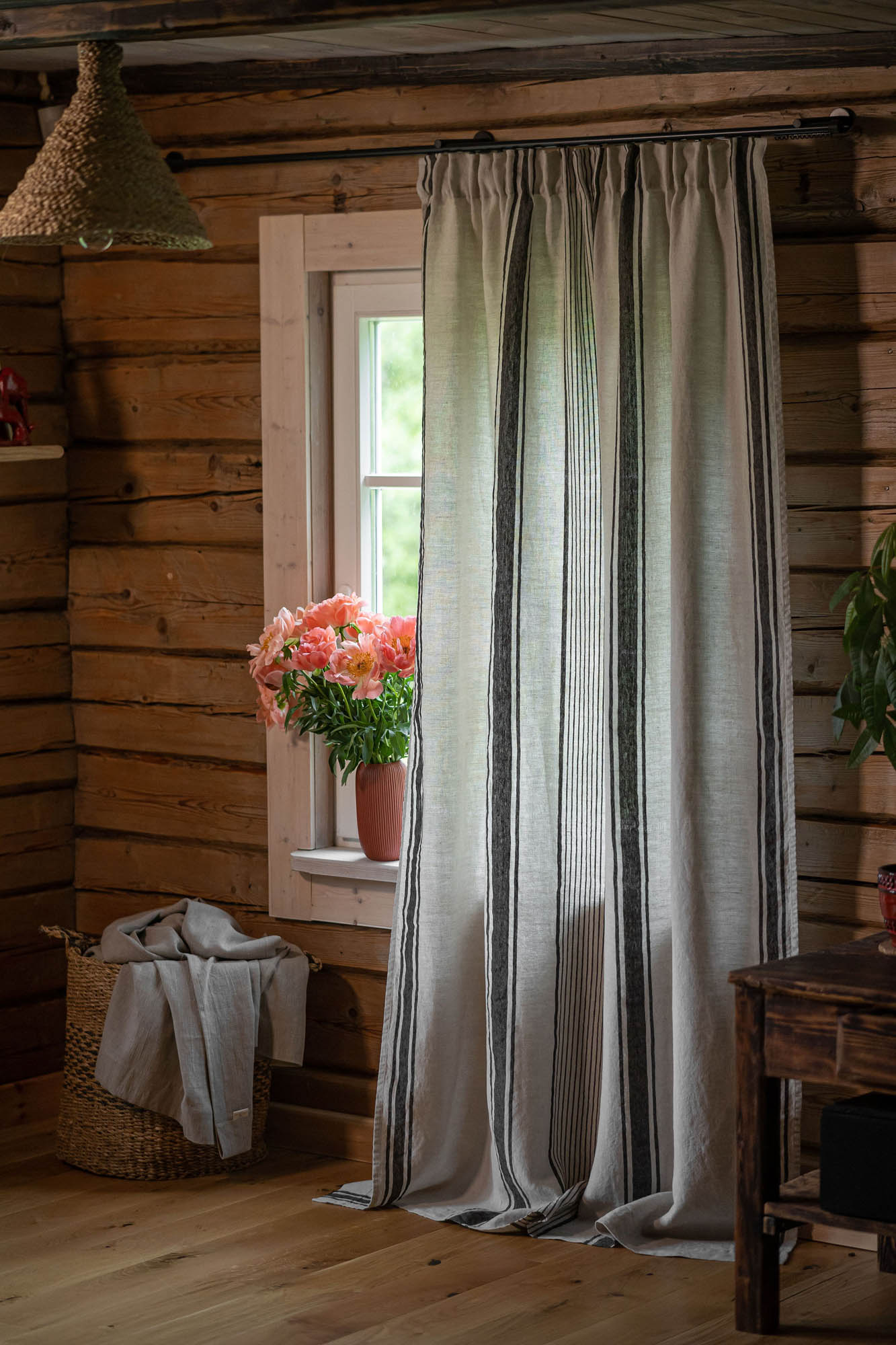 Leinenvorhang mit Bleistiftfalten – französischer Stil mit schwarzen Streifen