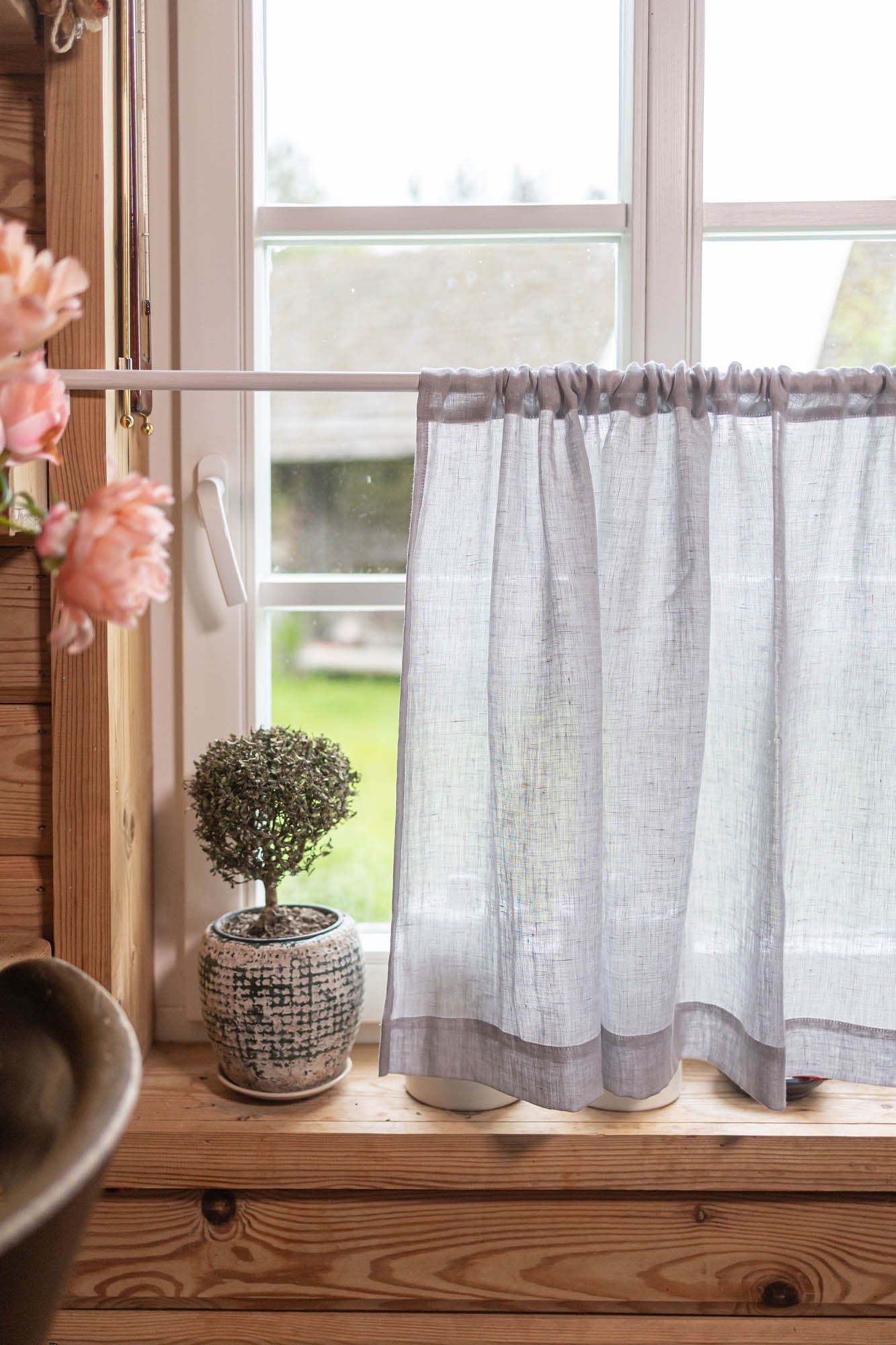 Transparenter Leinen-Café-Vorhang an einem regnerischen Tag