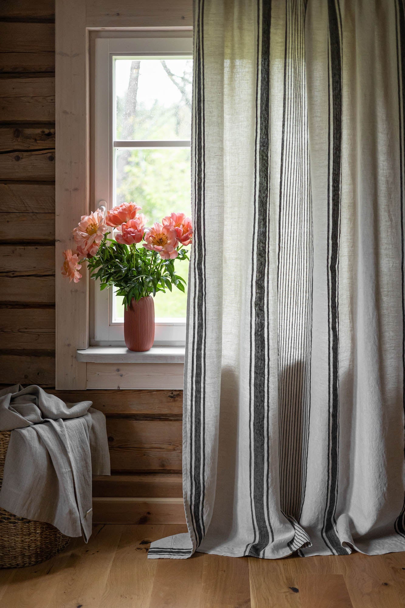 Leinenvorhang mit Bleistiftfalten – französischer Stil mit schwarzen Streifen