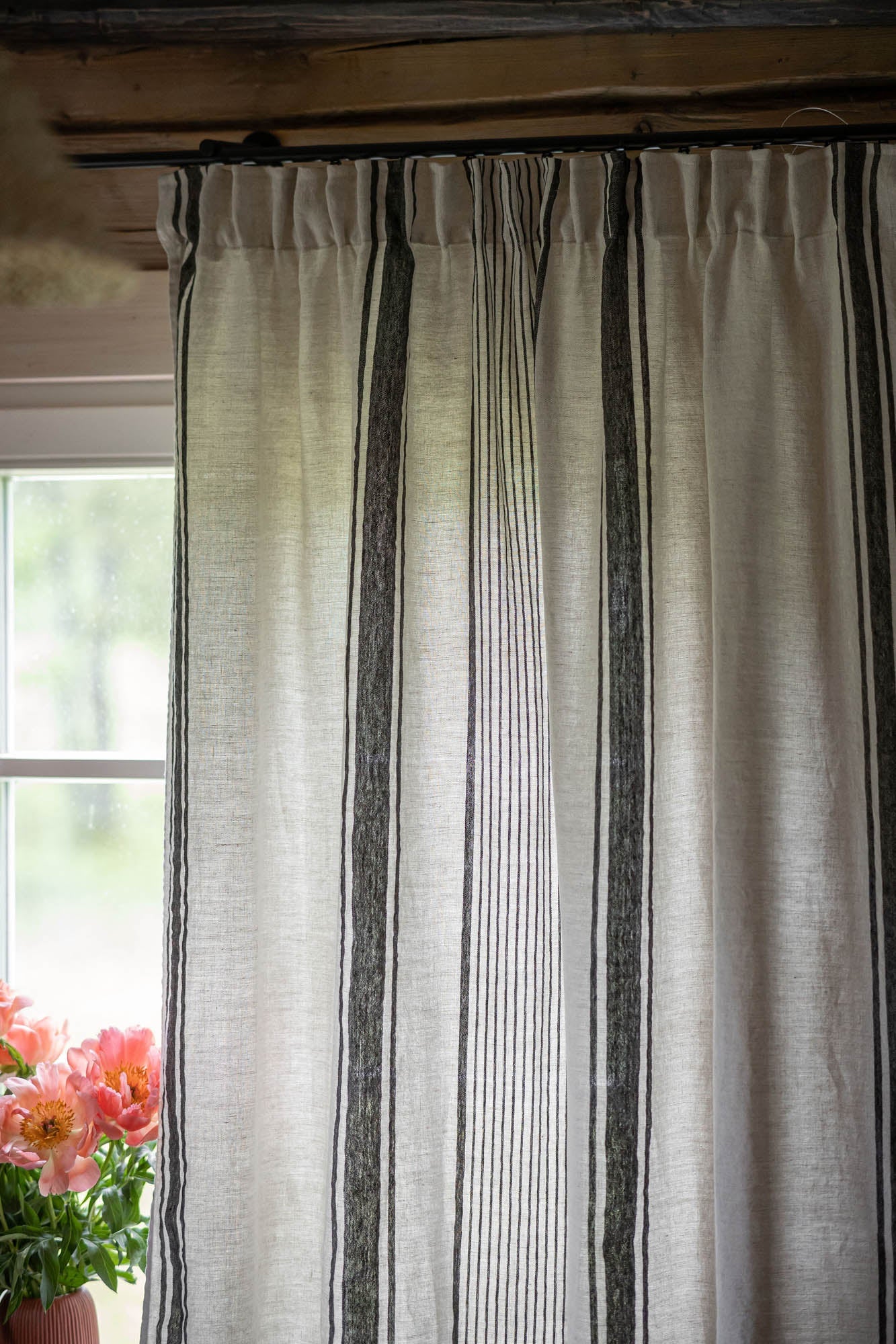 Leinenvorhang mit Bleistiftfalten – französischer Stil mit schwarzen Streifen