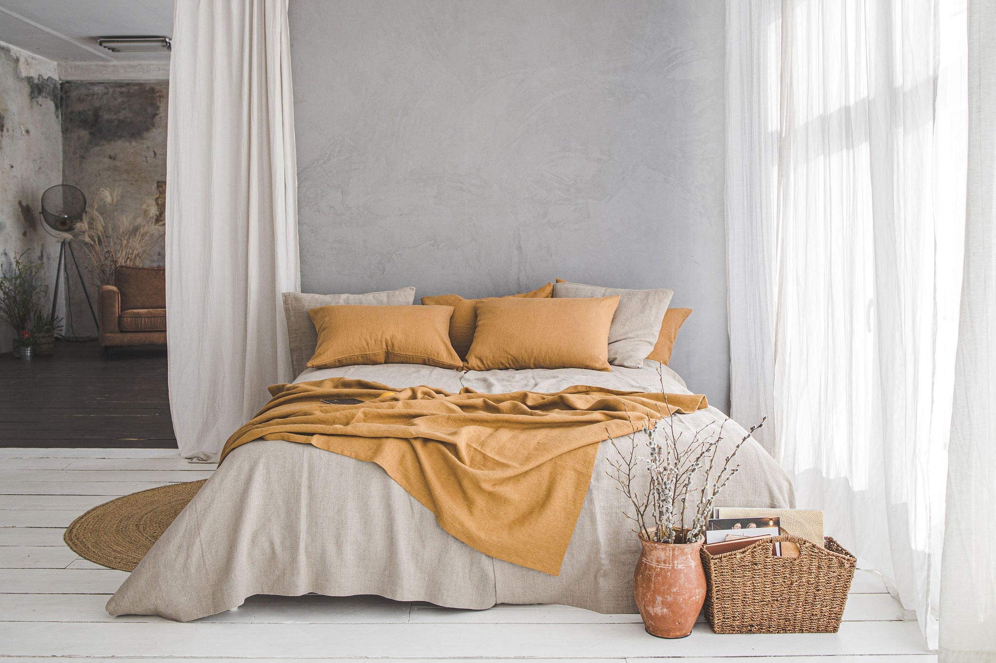 Kamelfarbene Leinen-Überwurfdecke