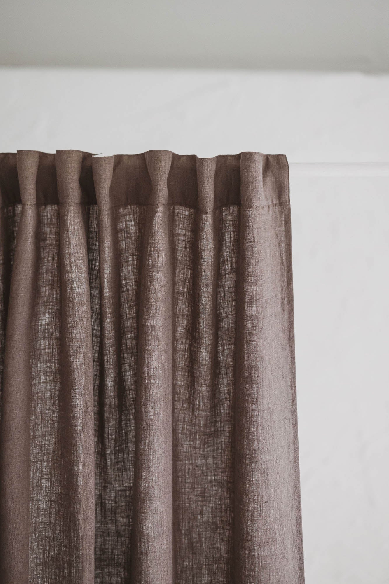 Kakaofarbener Leinenvorhang mit multifunktionalem Gardinenband
