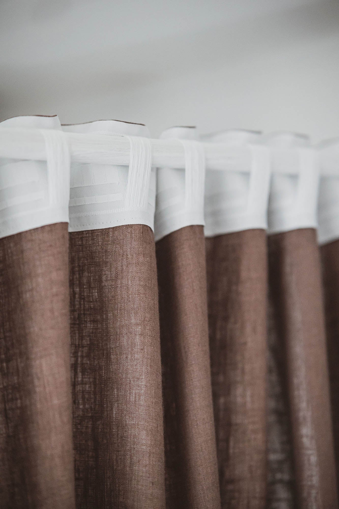 Kakaofarbener Leinenvorhang mit multifunktionalem Gardinenband