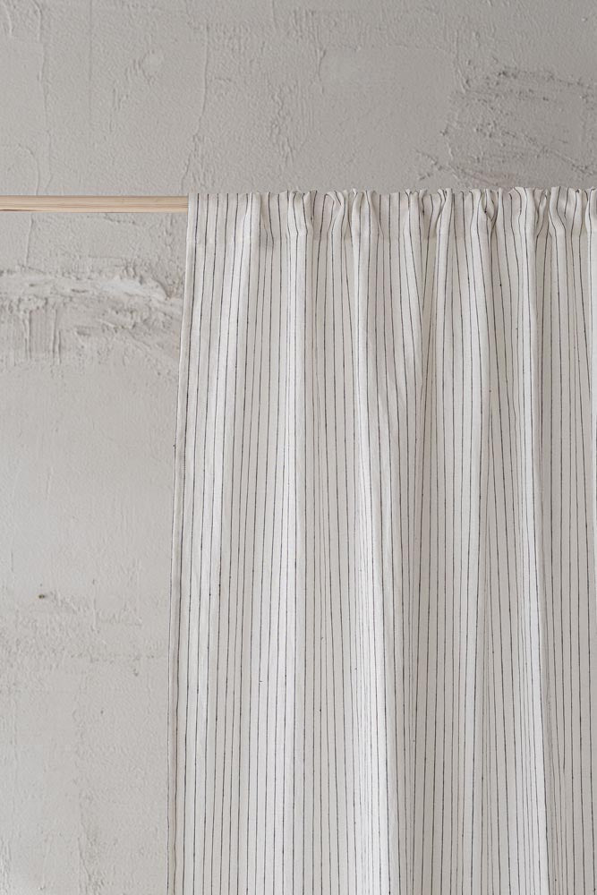 Weißer Leinenvorhang mit schwarzen Streifen