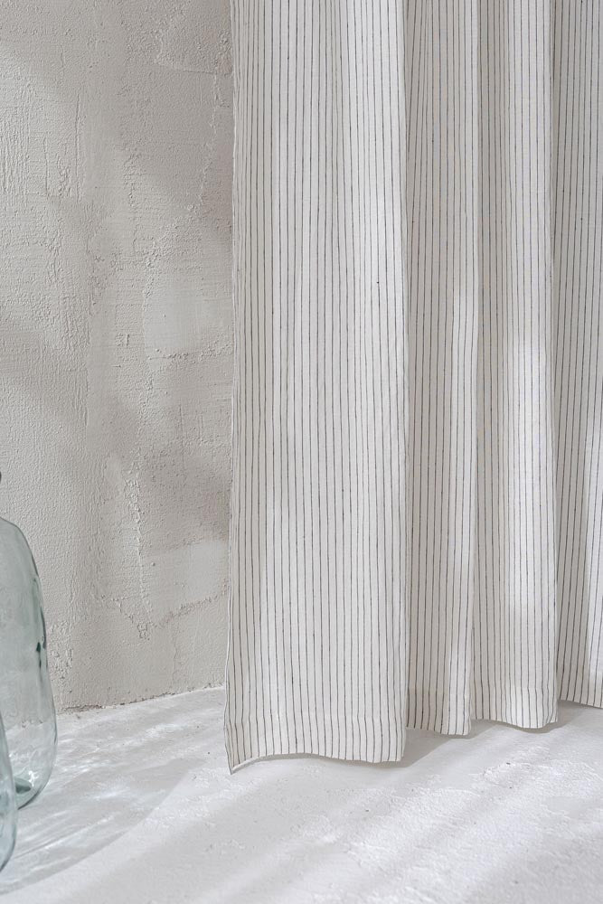 Weißer Leinenvorhang mit schwarzen Streifen