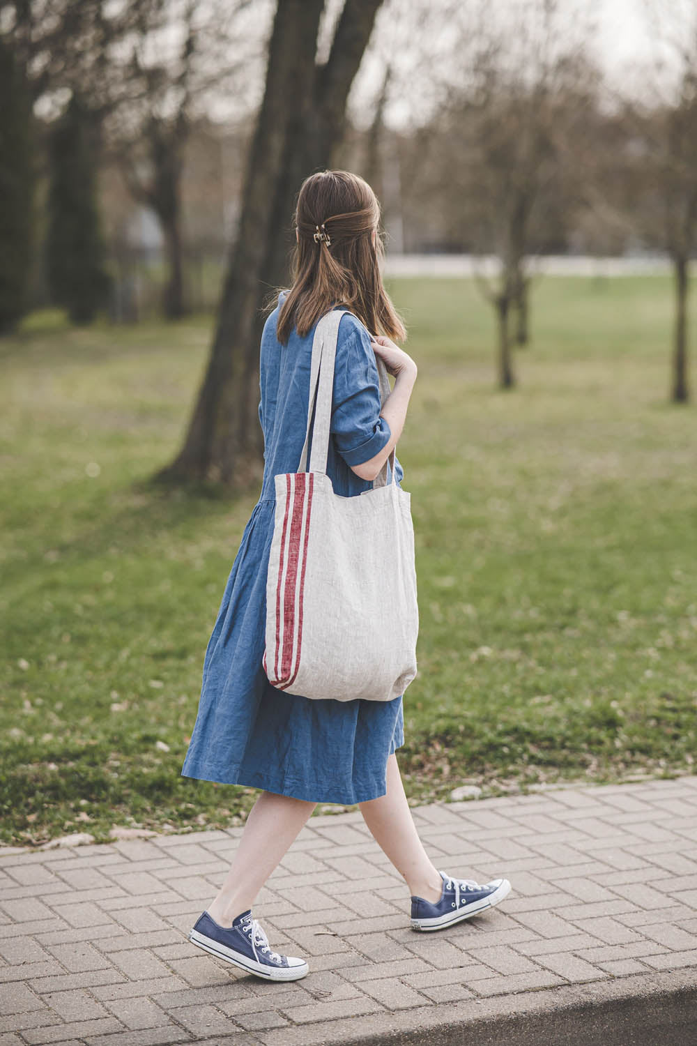 Leinen-Einkaufstasche mit seitlichen blauen Streifen