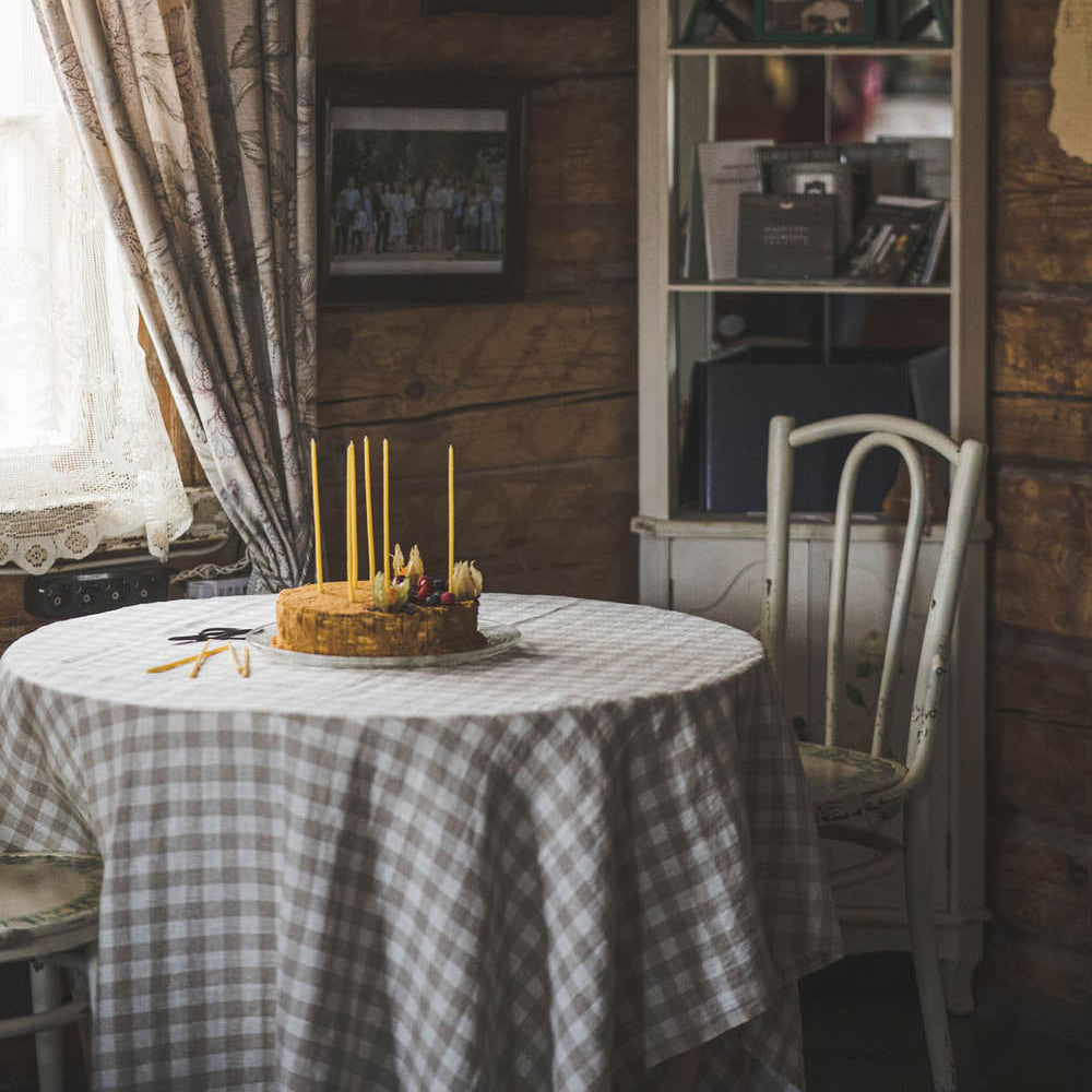 Natürlich karierte Leinentischdecke