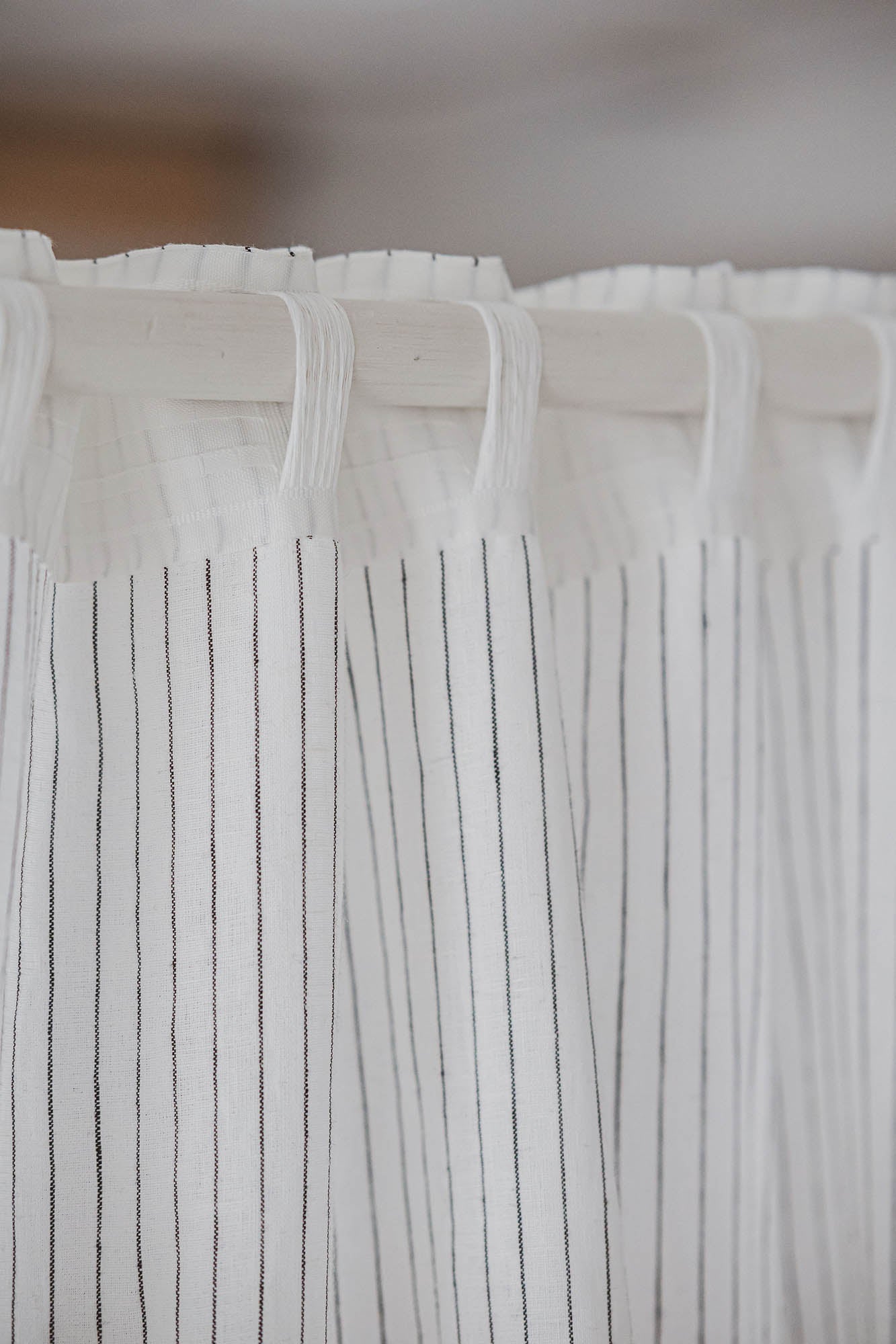 Weiß-schwarz gestreifter Leinenvorhang mit multifunktionalem Gardinenband