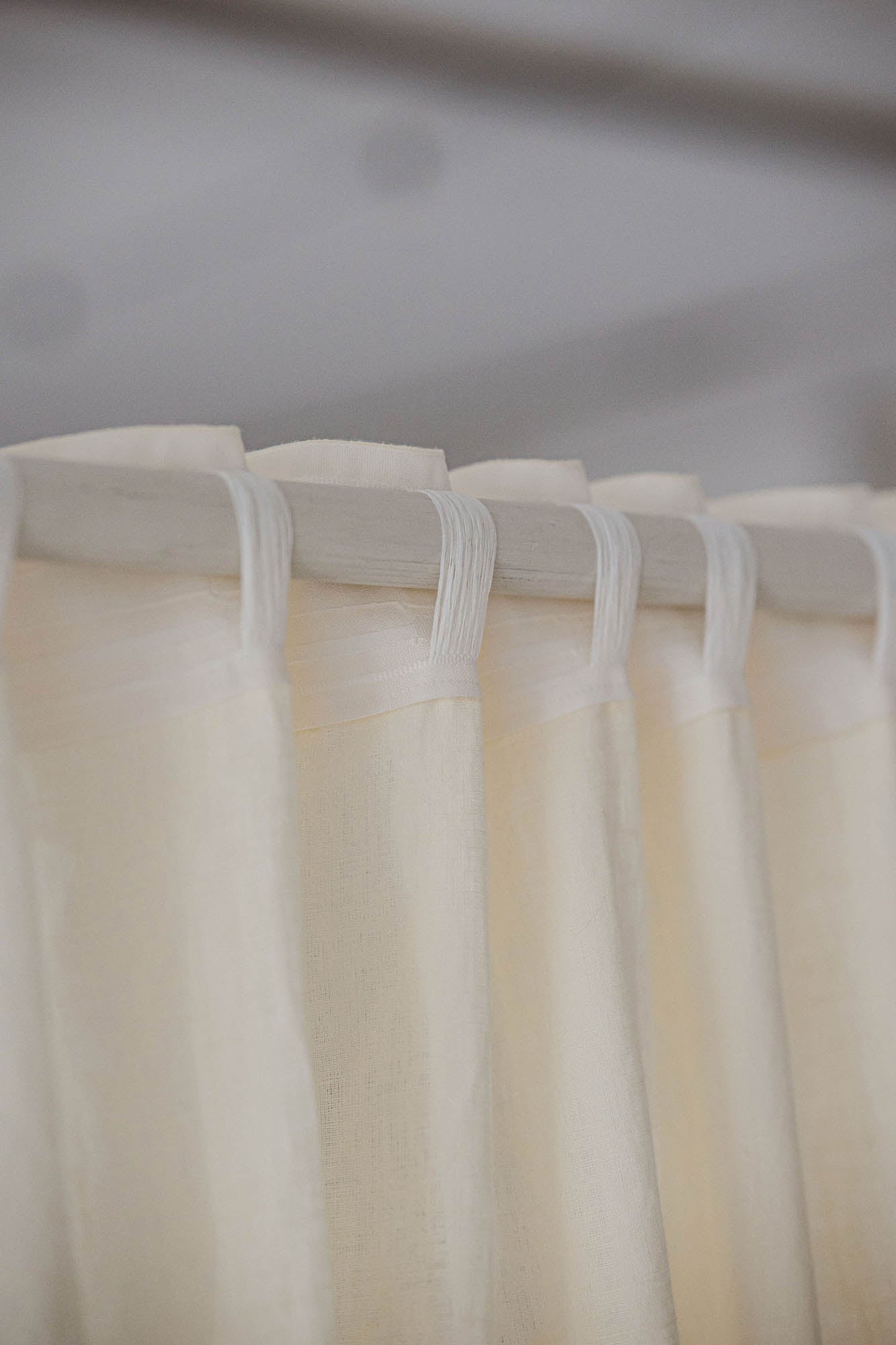 Cremefarbener Leinenvorhang mit multifunktionalem Gardinenband