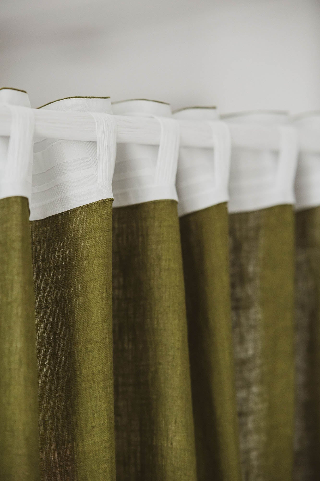 Moosgrüner Leinenvorhang mit multifunktionalem Gardinenband