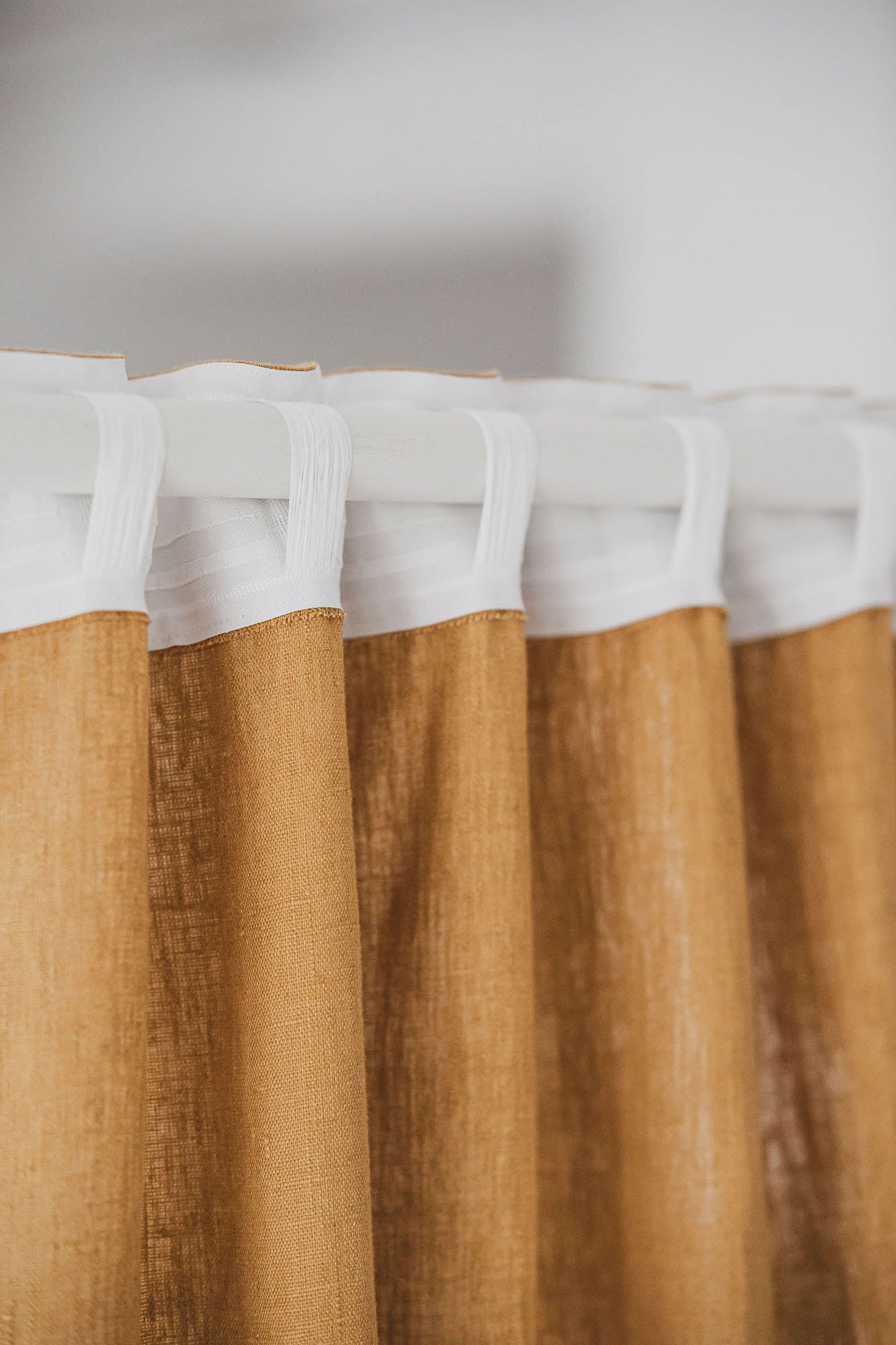 Schwerer Leinenvorhang in Kamelfarbe mit multifunktionalem Gardinenband