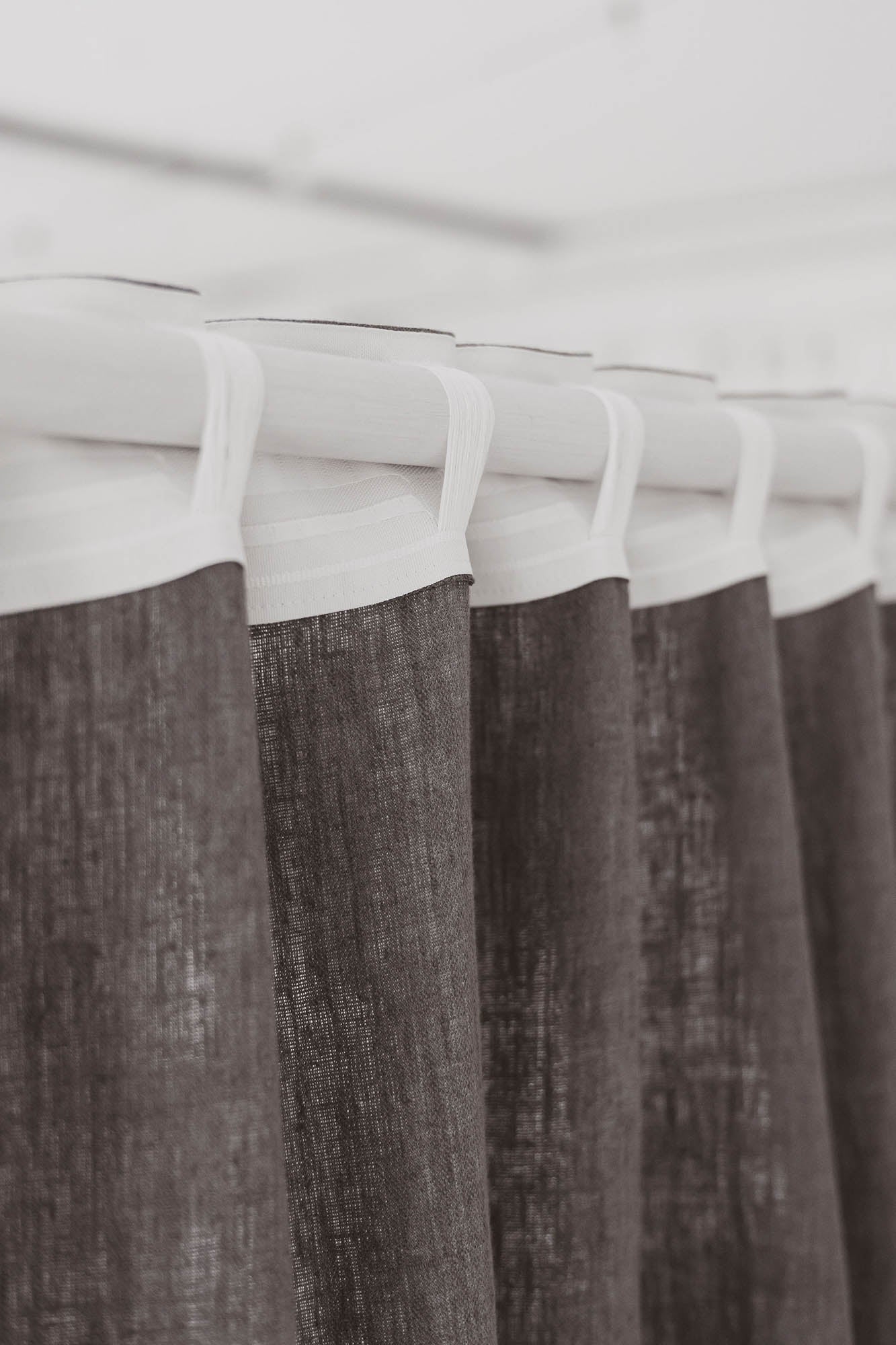 Schwerer, anthrazitgrauer Leinenvorhang mit multifunktionalem Gardinenband