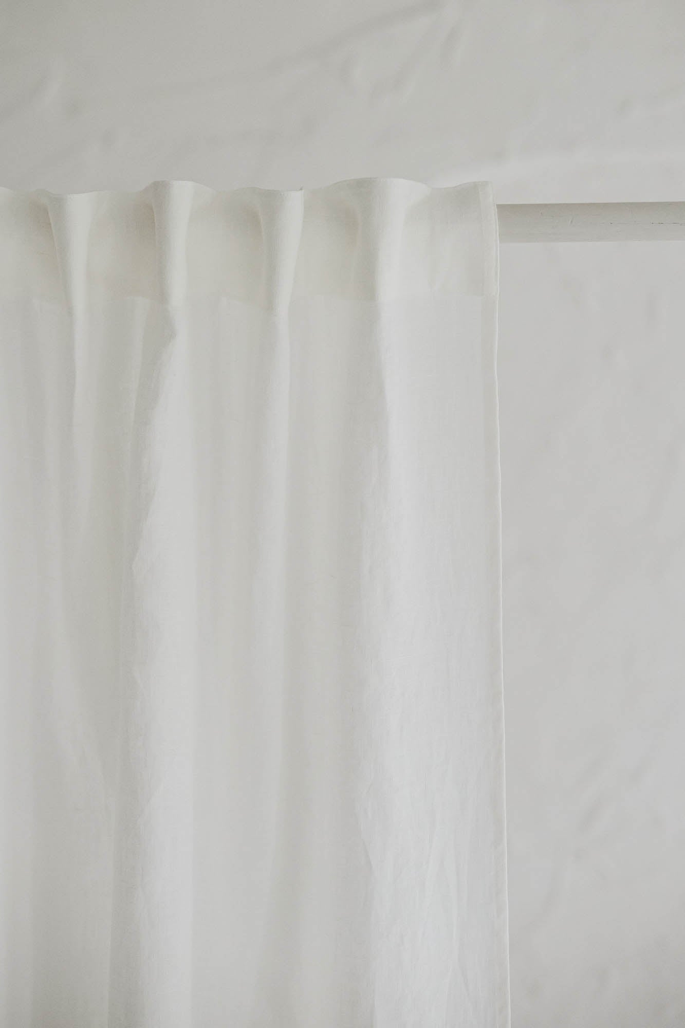 Cremeweißer Leinenvorhang mit multifunktionalem Gardinenband