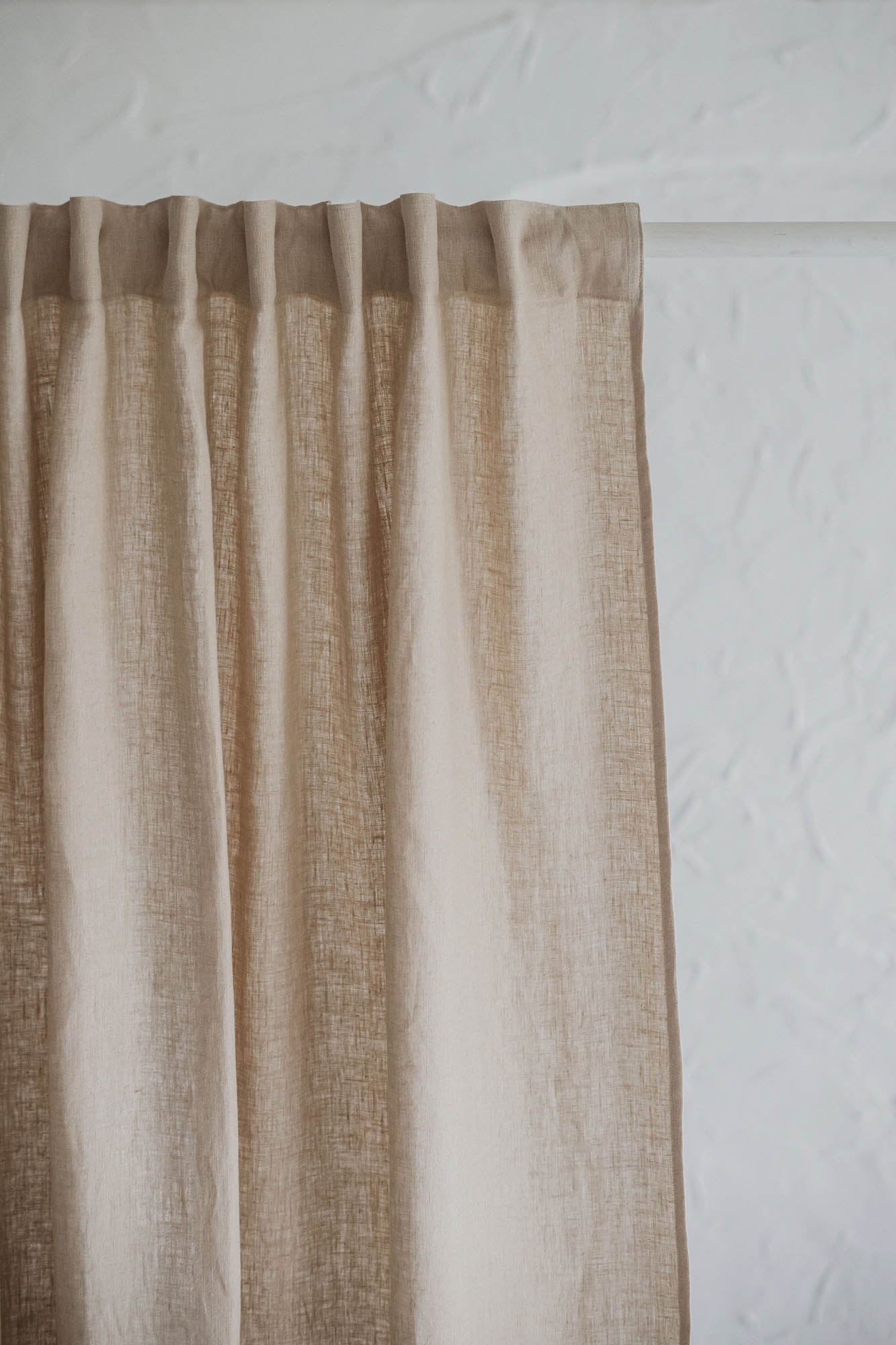 Sandfarbener Leinenvorhang mit multifunktionalem Gardinenband