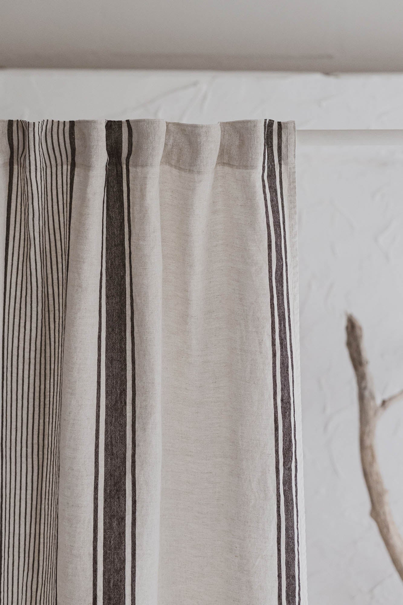 Leinenvorhang im französischen Stil mit schwarzen Streifen und multifunktionalem Gardinenband