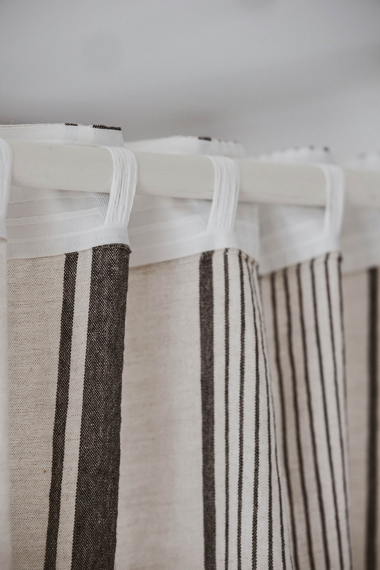 Leinenvorhang im französischen Stil mit schwarzen Streifen und multifunktionalem Gardinenband