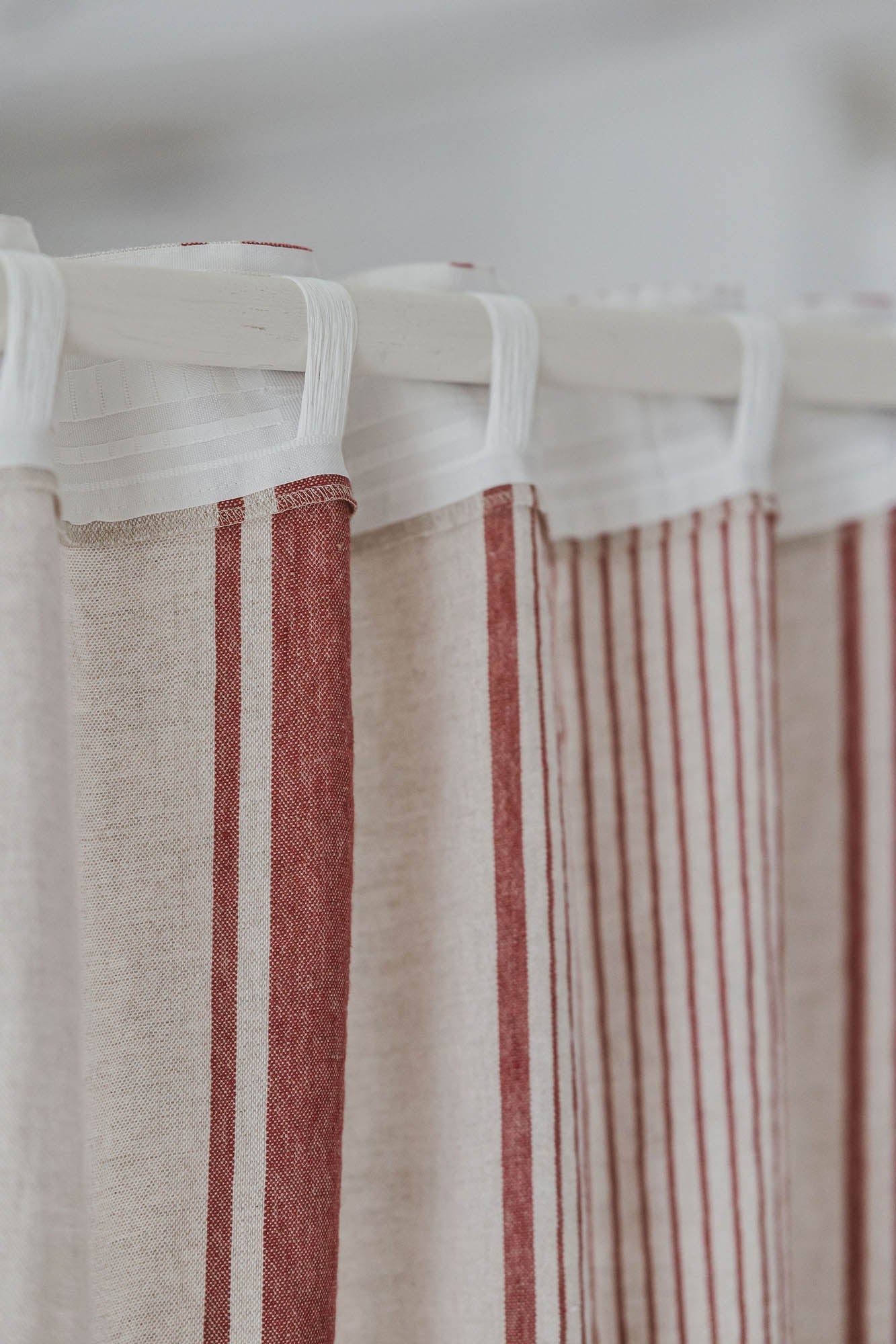 Leinenvorhang im französischen Stil mit kirschroten Streifen und multifunktionalem Gardinenband