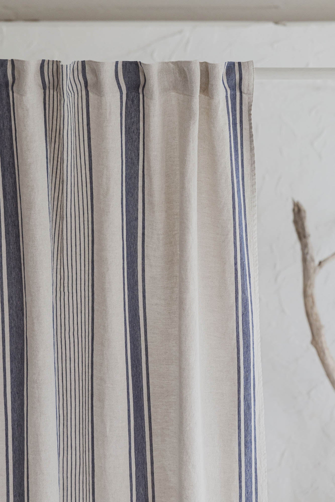 Leinenvorhang im französischen Stil mit blauen Streifen und multifunktionalem Gardinenband