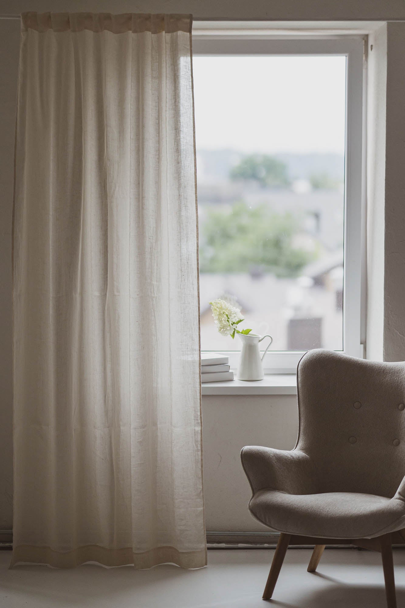 Hellcremefarbener, transparenter Leinenvorhang mit multifunktionalem Gardinenband
